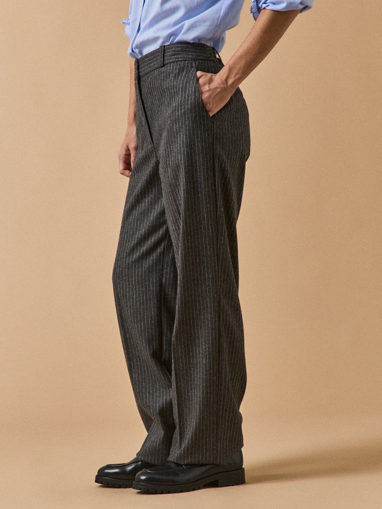 Gerade und gestreifte Damenhose Alma aus Wolltuch