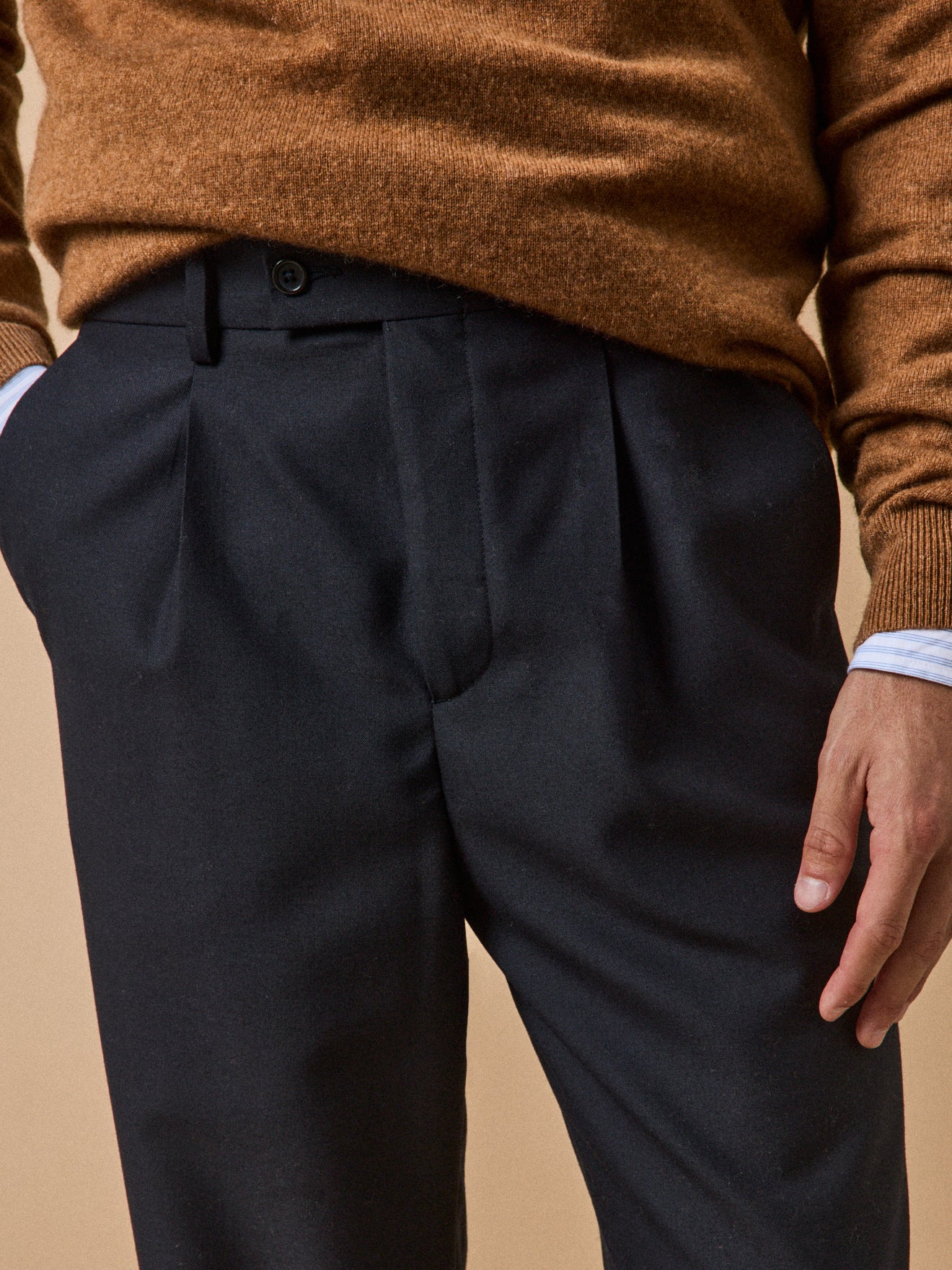 Einfarbige Herrenhose aus Wolltuch mit Abnäher