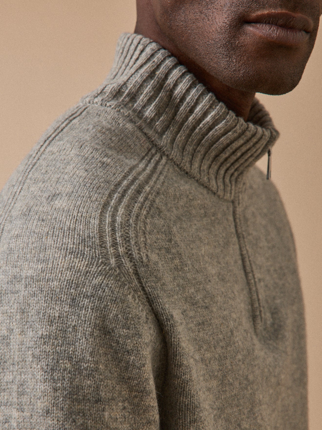 Herren-Pullover mit Stehkragen und Reißverschluss