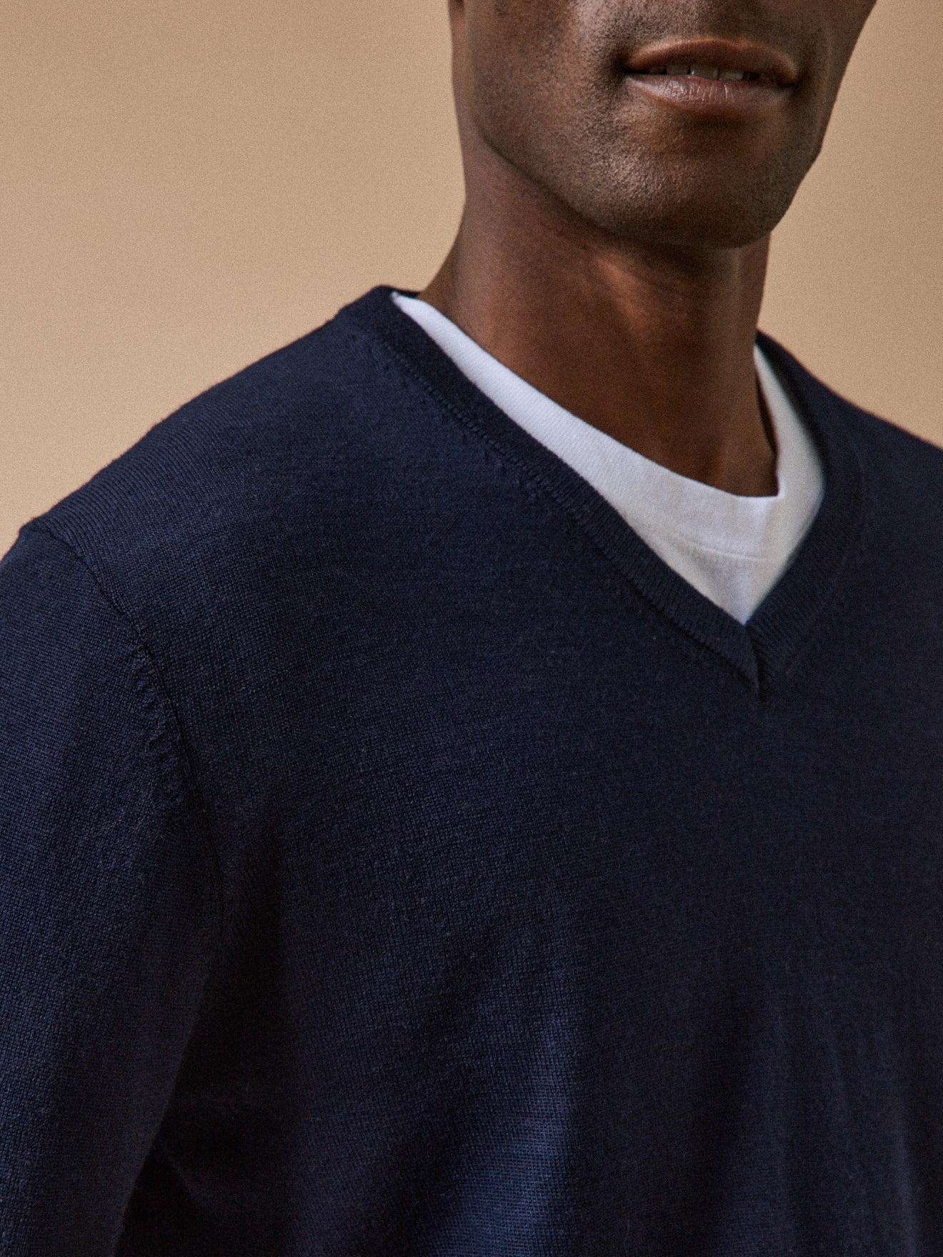 Feinmaschiger Herrenpullover mit V-Ausschnitt aus Merinowolle
