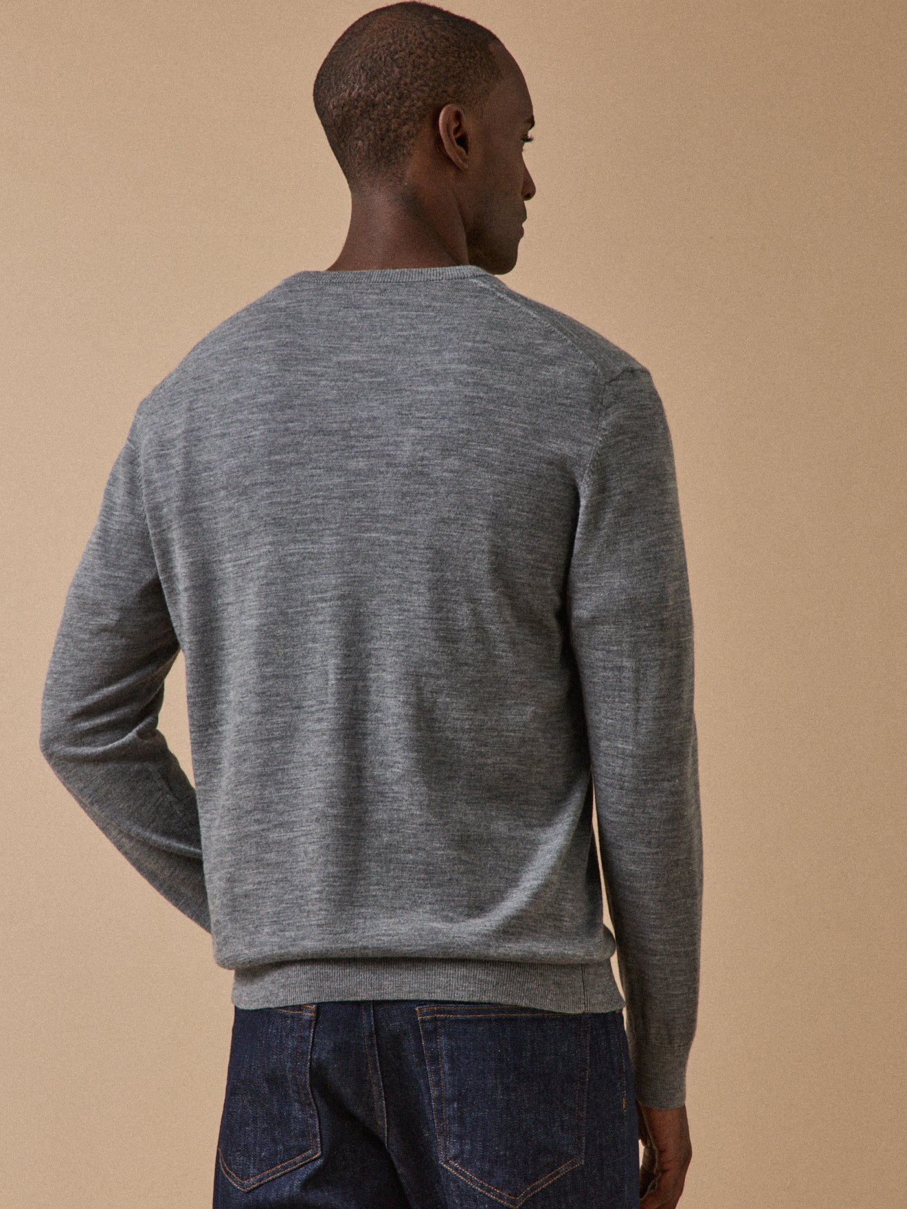 Feinmaschiger Herrenpullover mit V-Ausschnitt aus Merinowolle