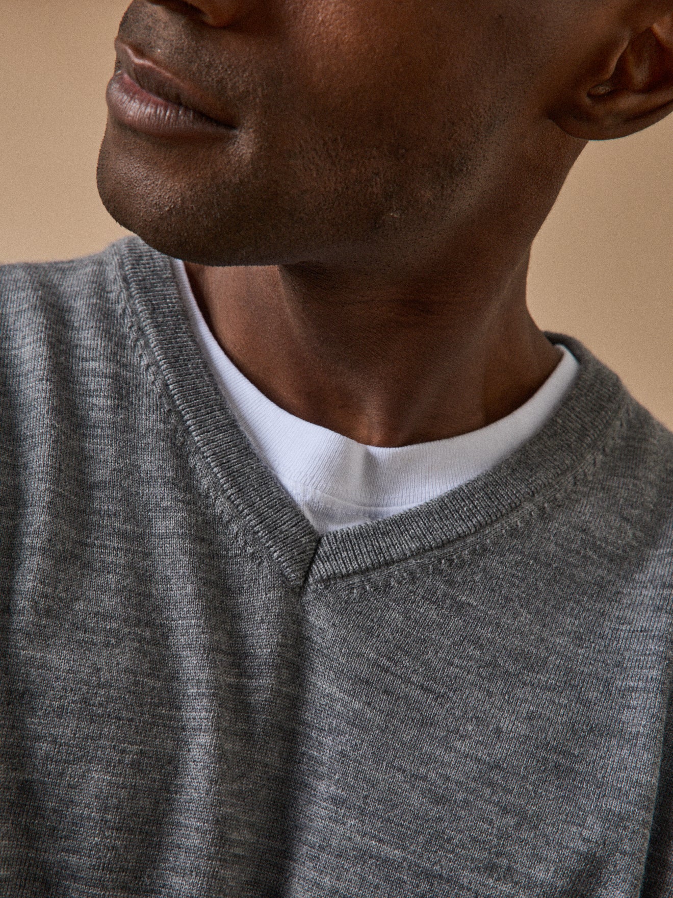 Feinmaschiger Herrenpullover mit V-Ausschnitt aus Merinowolle