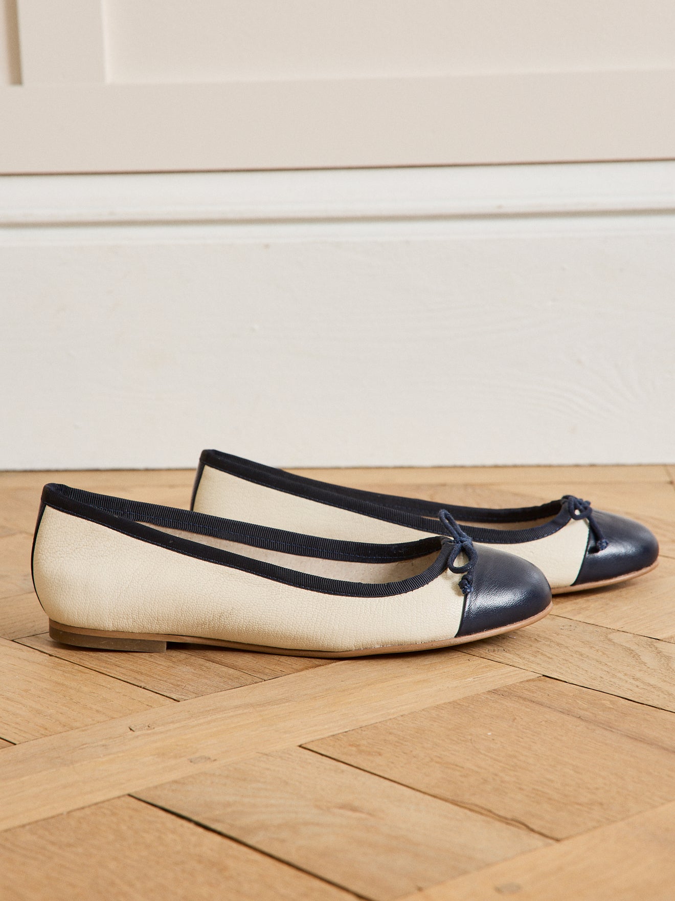 Zweifarbige Damen-Ballerinas aus Leder