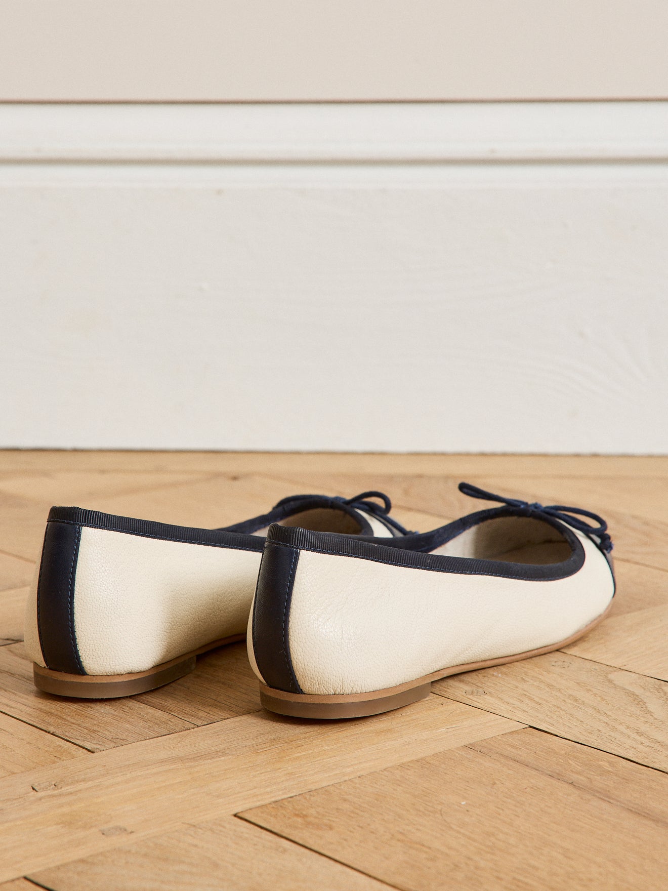 Zweifarbige Damen-Ballerinas aus Leder