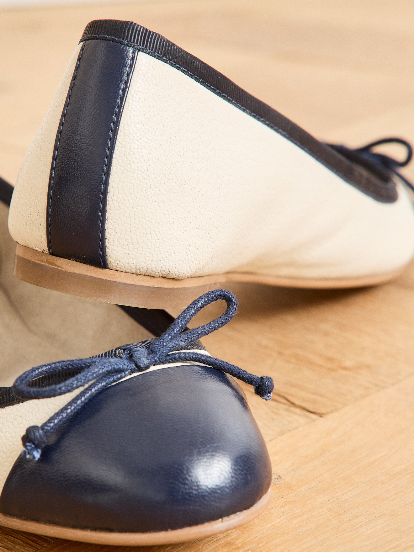 Zweifarbige Damen-Ballerinas aus Leder