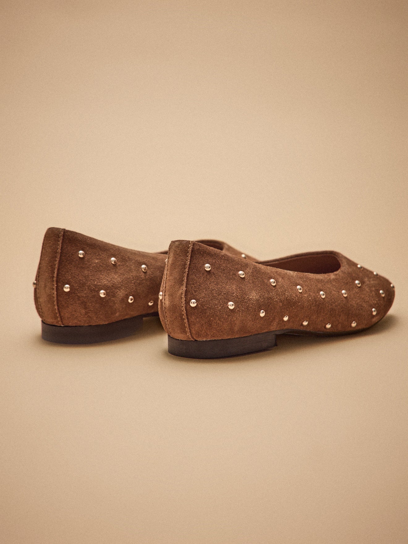 Damen-Ballerinas aus Veloursleder mit Nieten