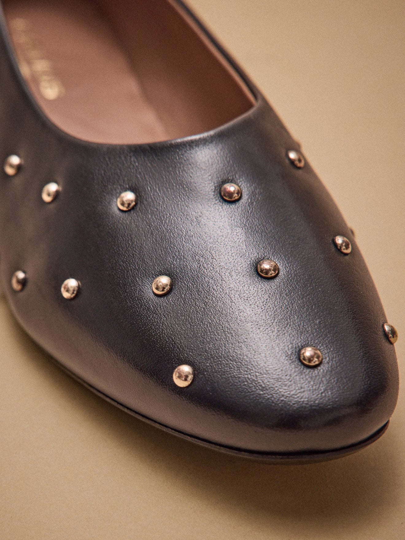 Damen-Ballerinas aus Glattleder mit Nieten