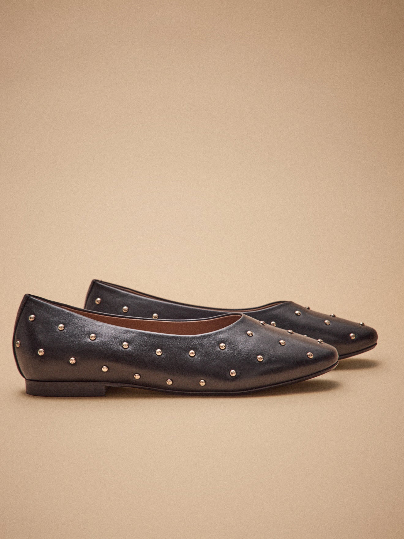 Damen-Ballerinas aus Glattleder mit Nieten
