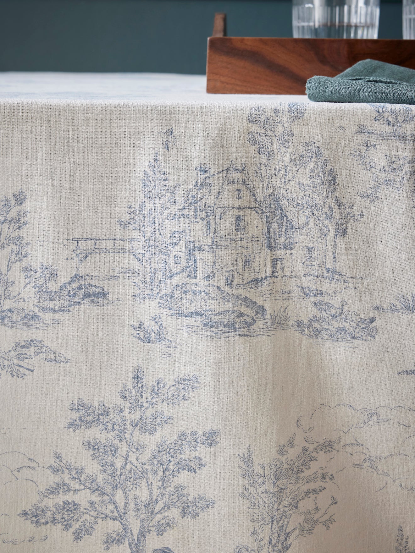 Tischdecke aus Baumwolle und Viskose im Toile-de-Jouy-Esprit