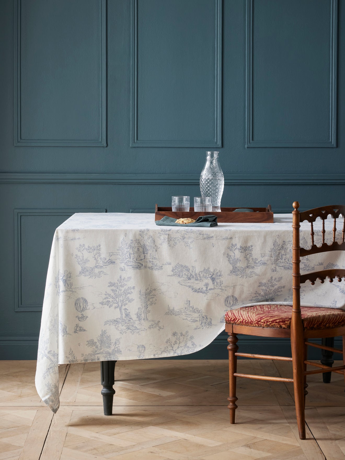 Tischdecke aus Baumwolle und Viskose im Toile-de-Jouy-Esprit
