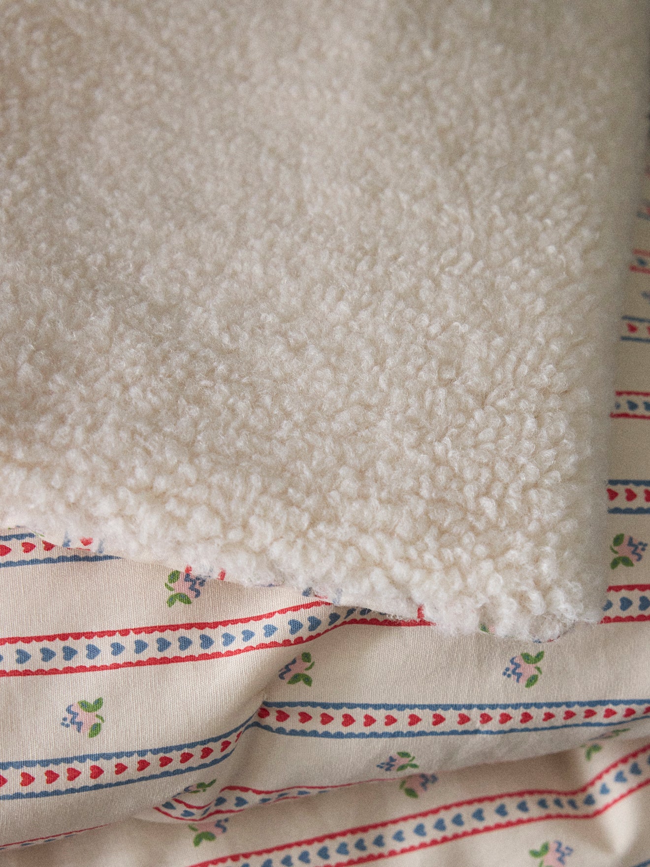 Reversible Sherpa-Decke mit Blumenmuster