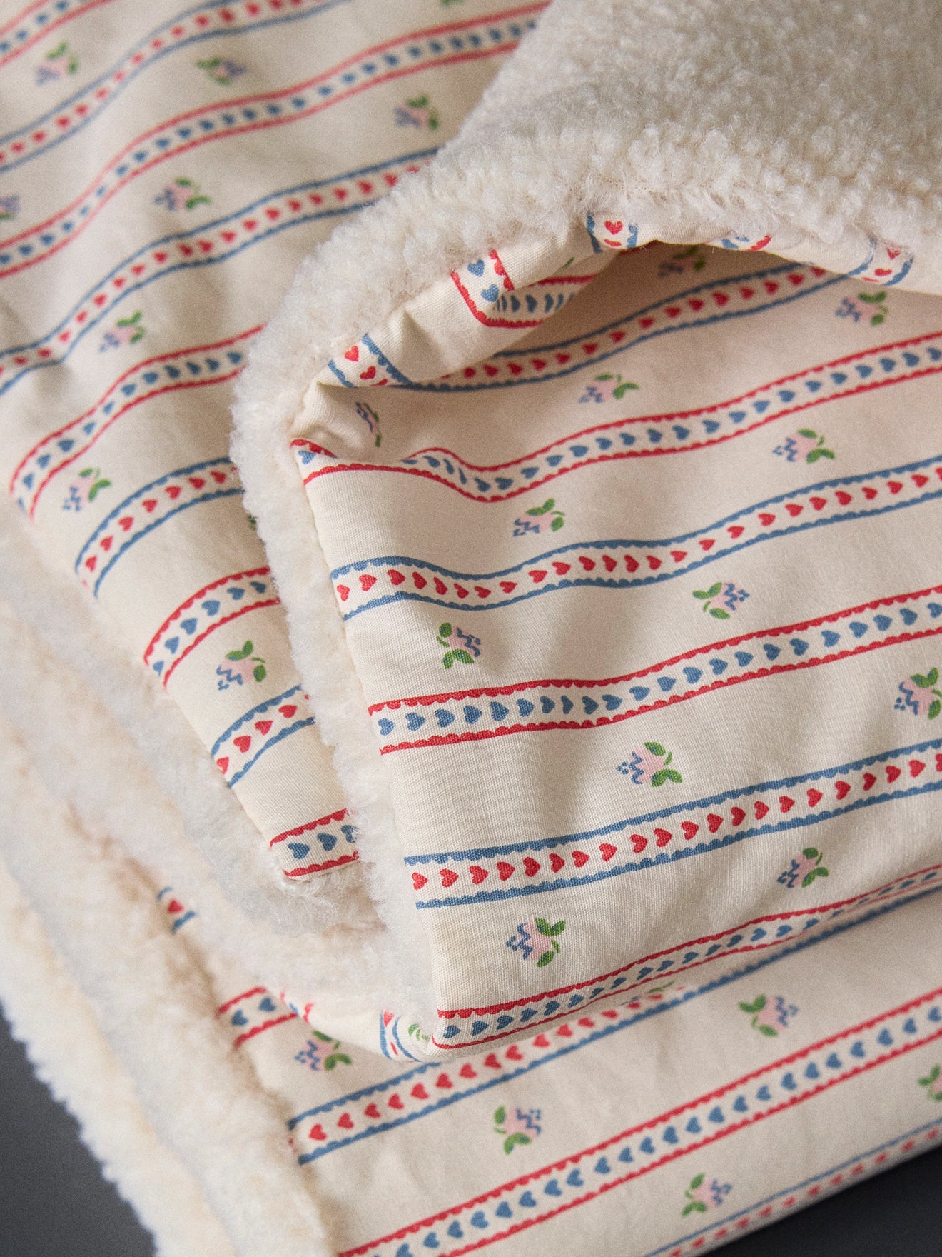 Reversible Sherpa-Decke mit Blumenmuster