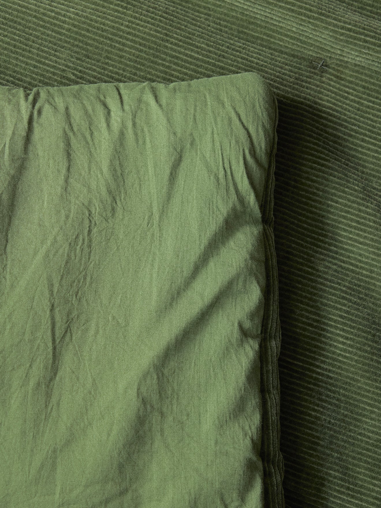 Boutis en velours côtelé: Steppdecke aus Cordstoff