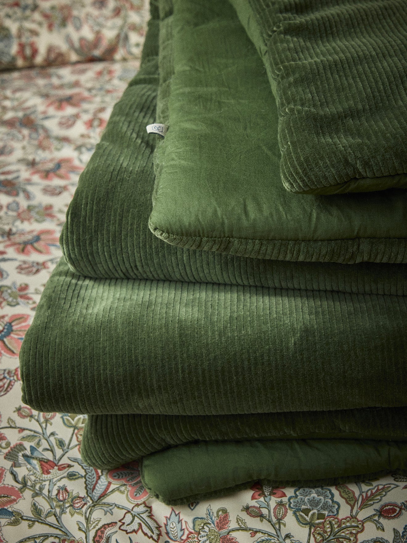 Boutis en velours côtelé: Steppdecke aus Cordstoff