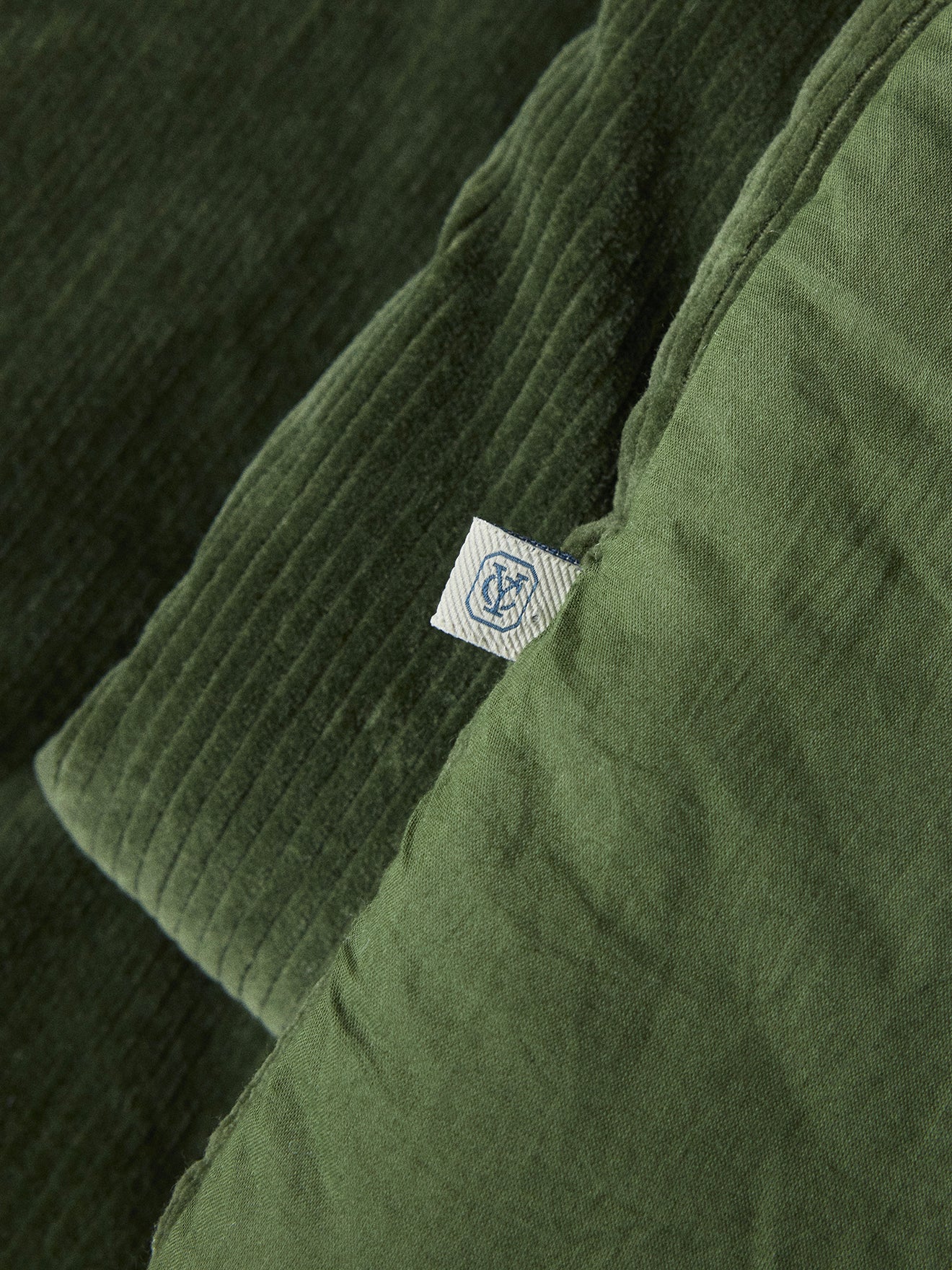 Boutis en velours côtelé: Steppdecke aus Cordstoff