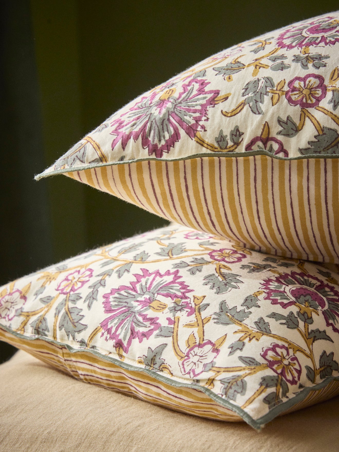 Indische Kissenhülle mit Blumenmuster