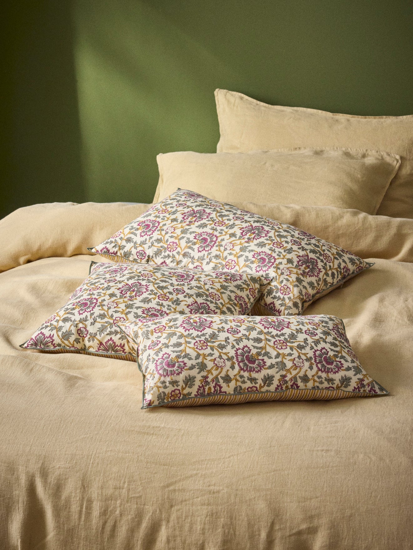 Indische Kissenhülle mit Blumenmuster
