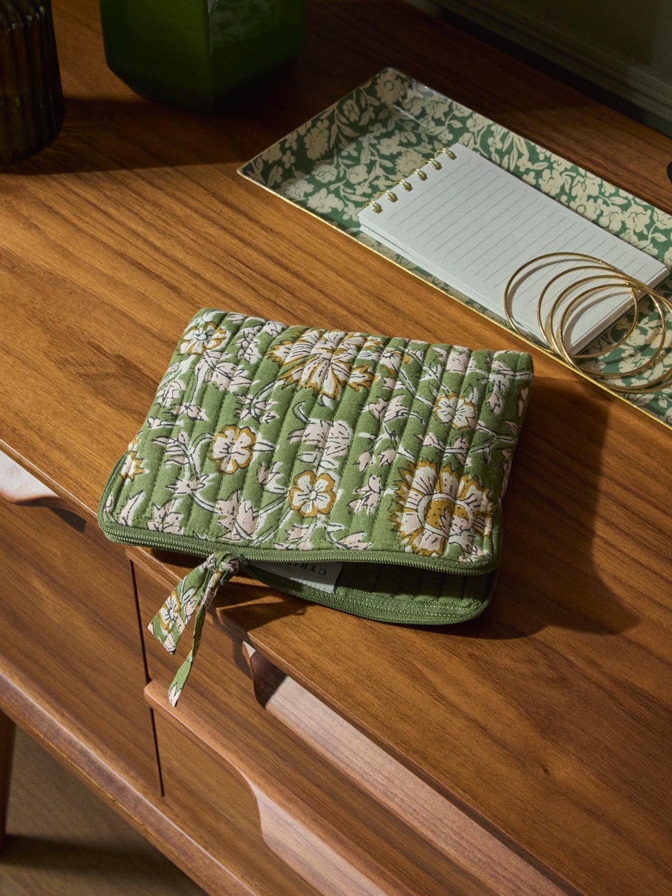 Gewellte Clutch aus indischem Stoff