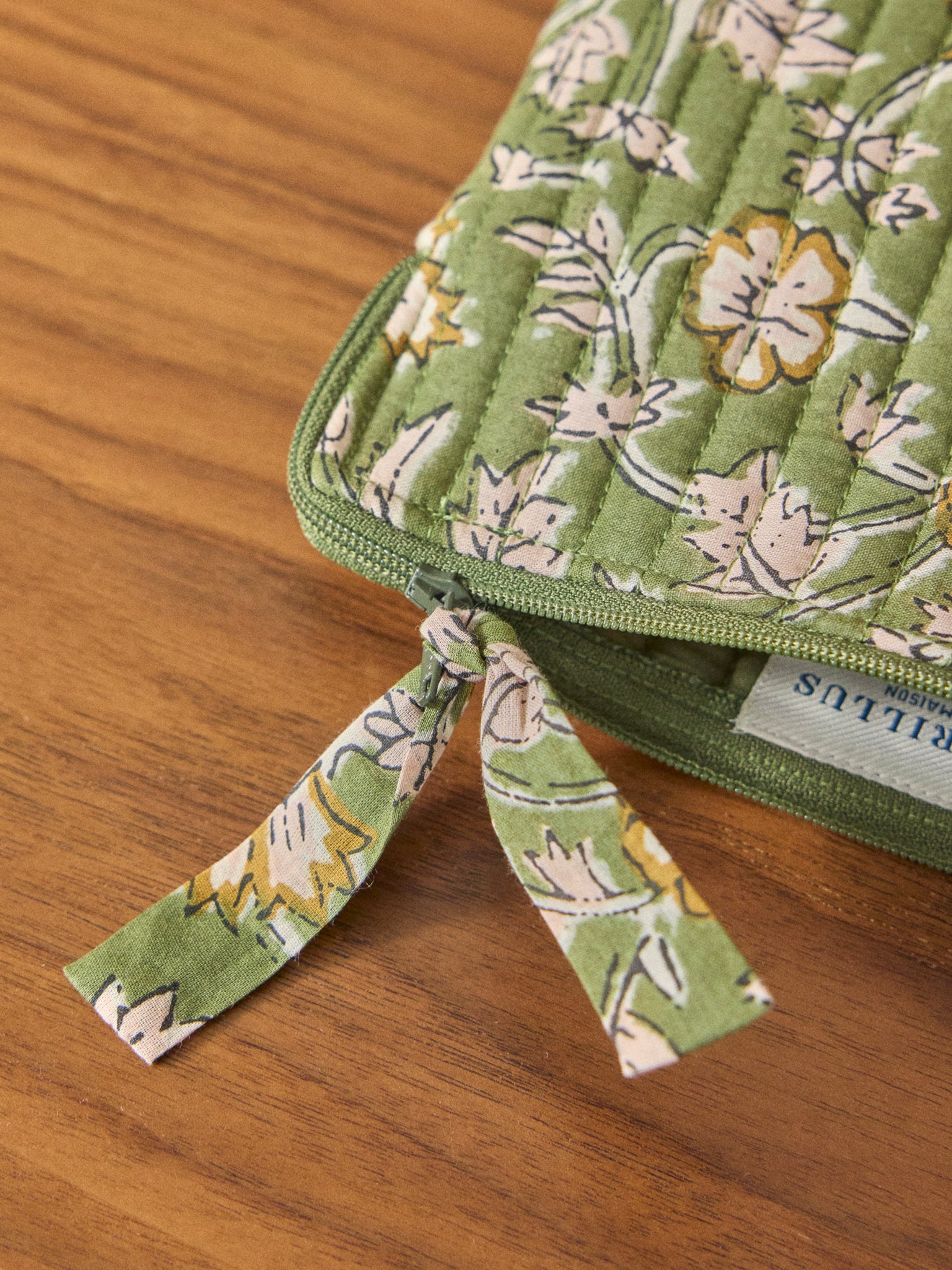 Gewellte Clutch aus indischem Stoff