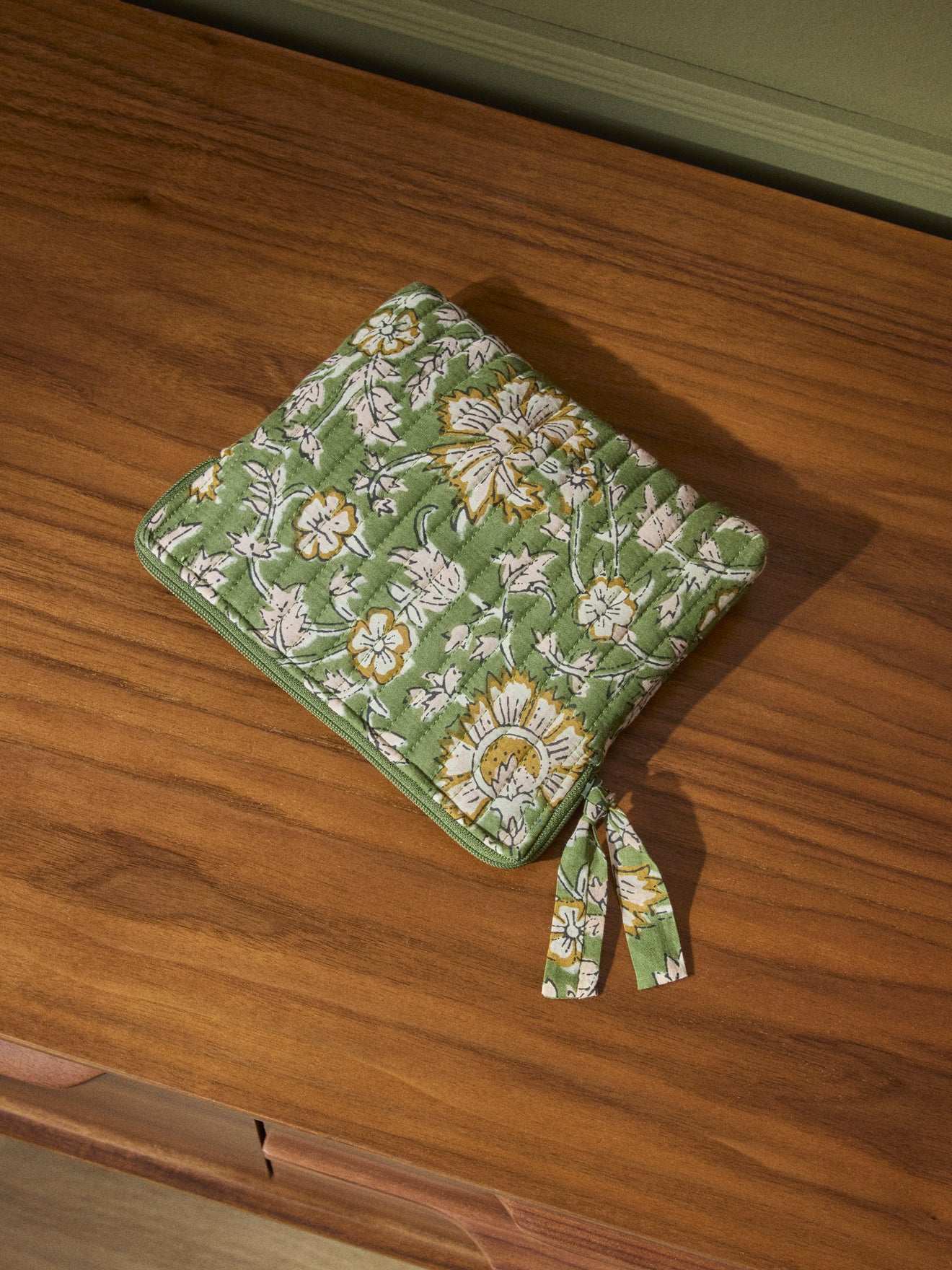Gewellte Clutch aus indischem Stoff