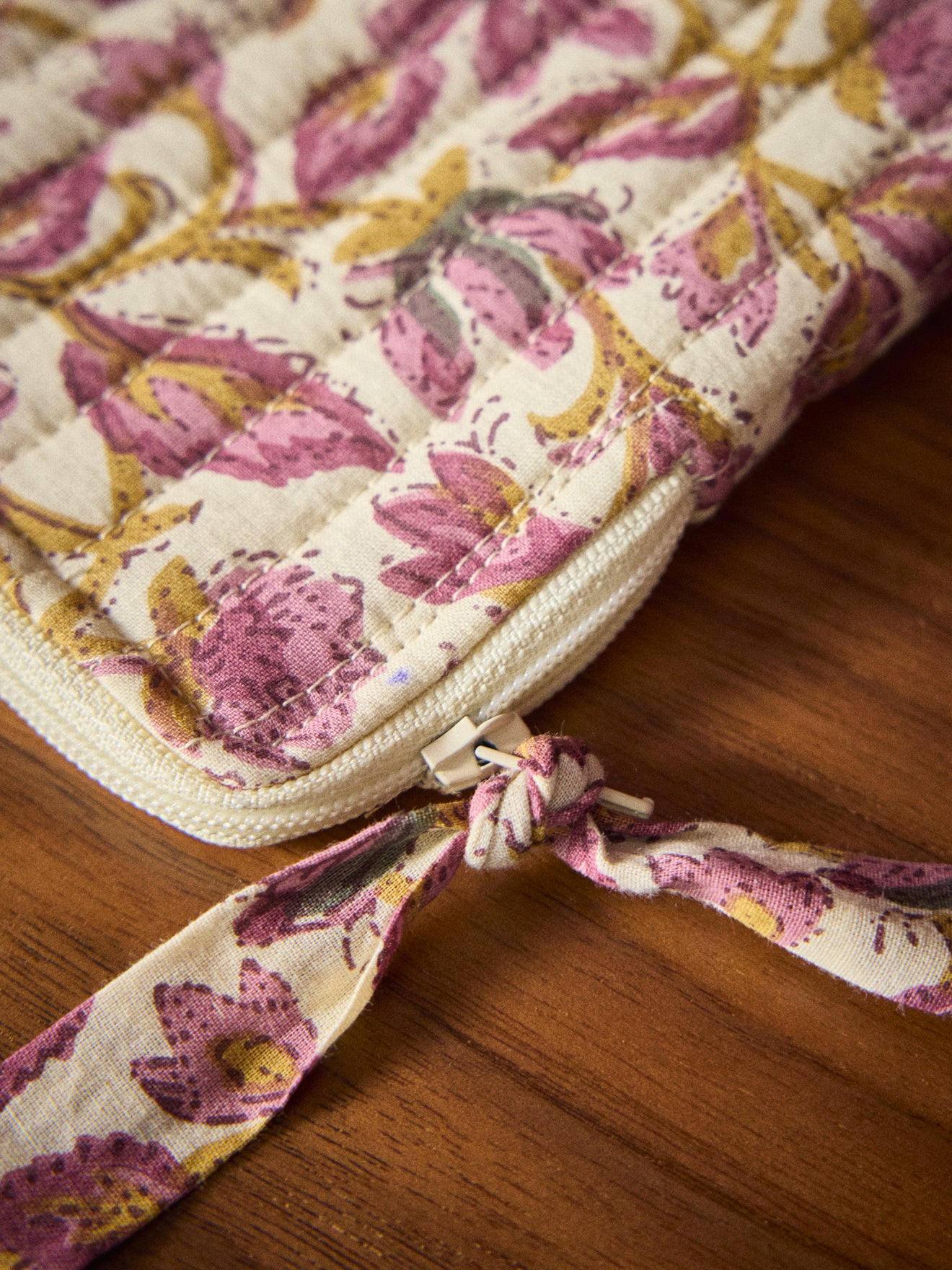 Gewellte Clutch aus indischem Stoff