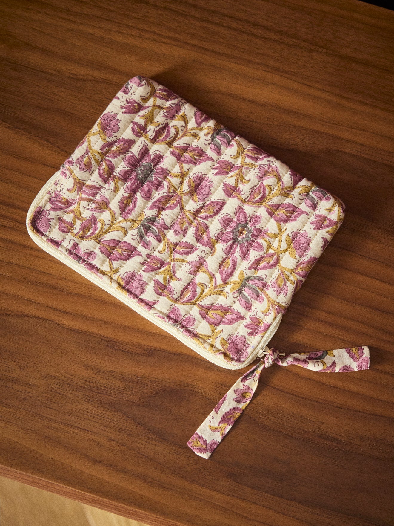 Gewellte Clutch aus indischem Stoff