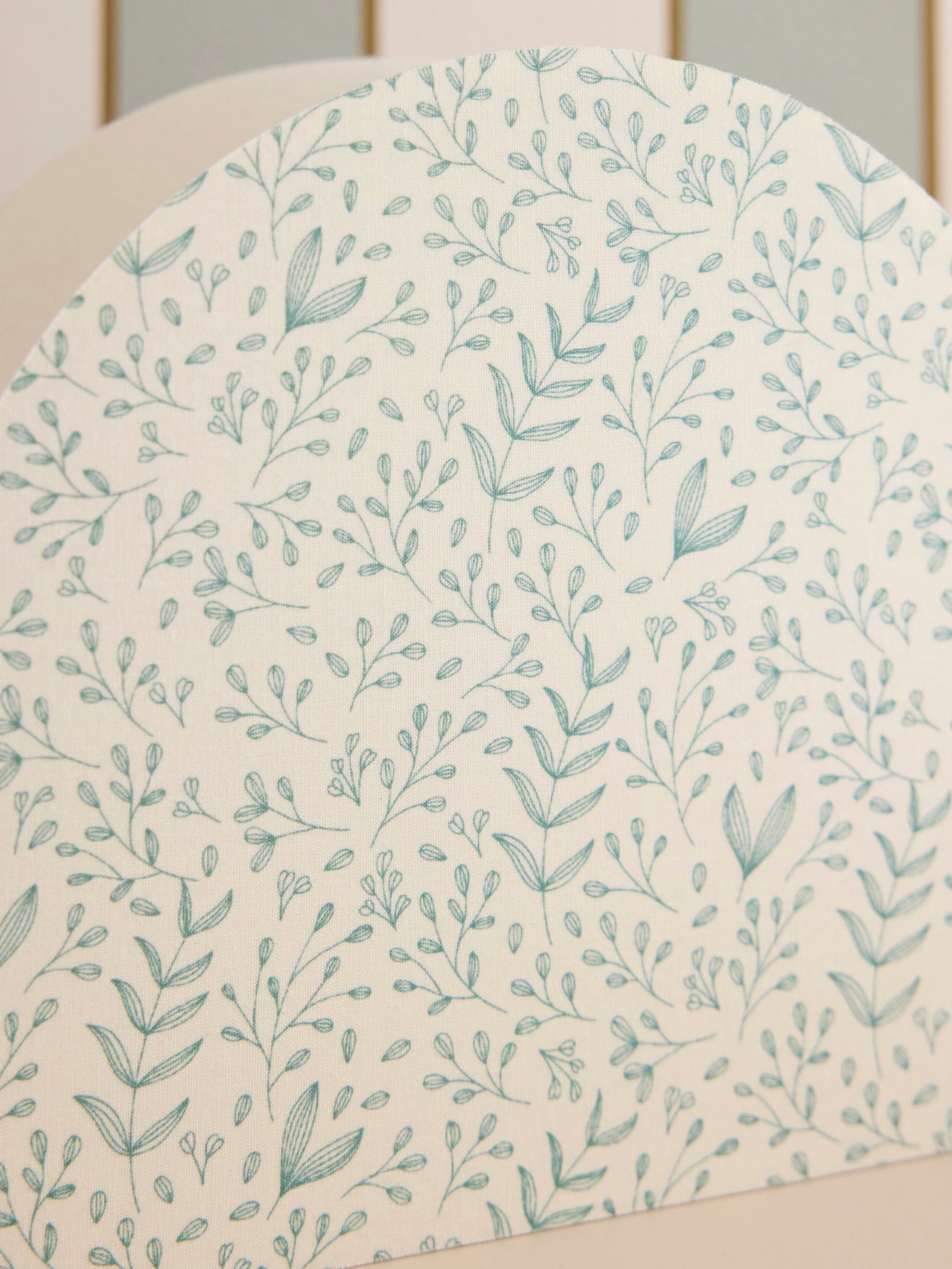 Lampe in Wolkenform mit Blätter-Print