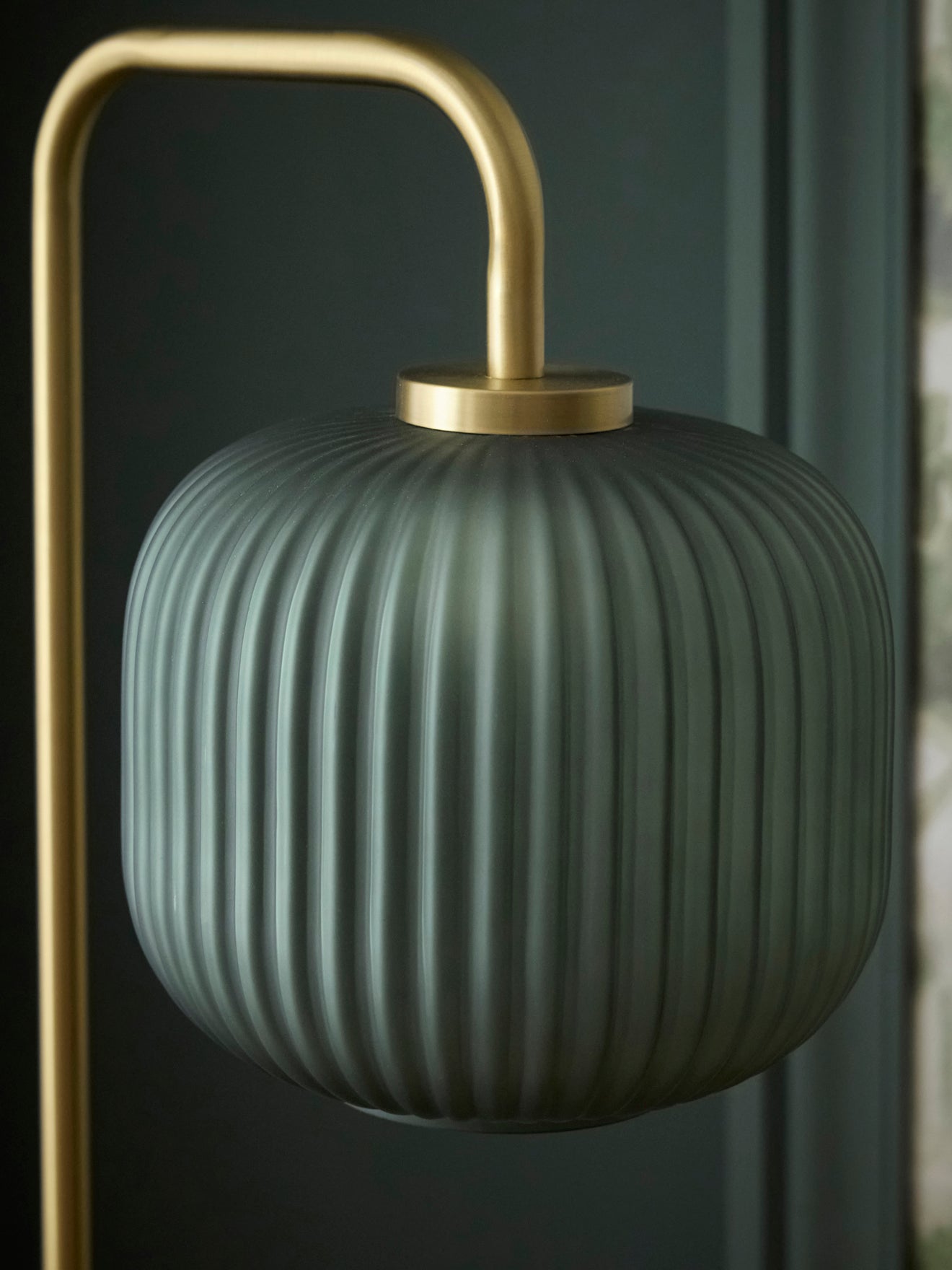 Stehlampe Arsène aus Metall und geriffeltem Glas