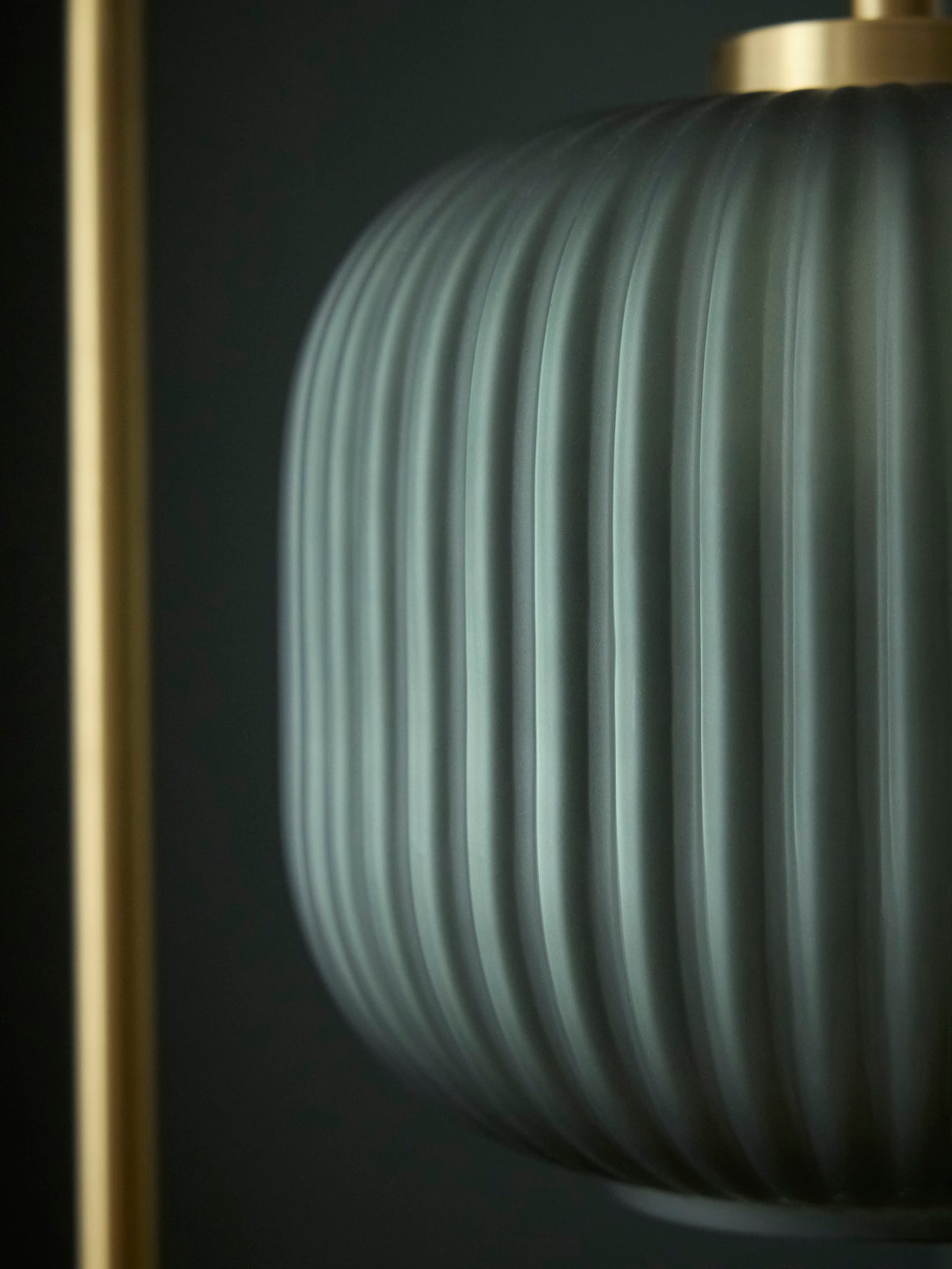 Stehlampe Arsène aus Metall und geriffeltem Glas