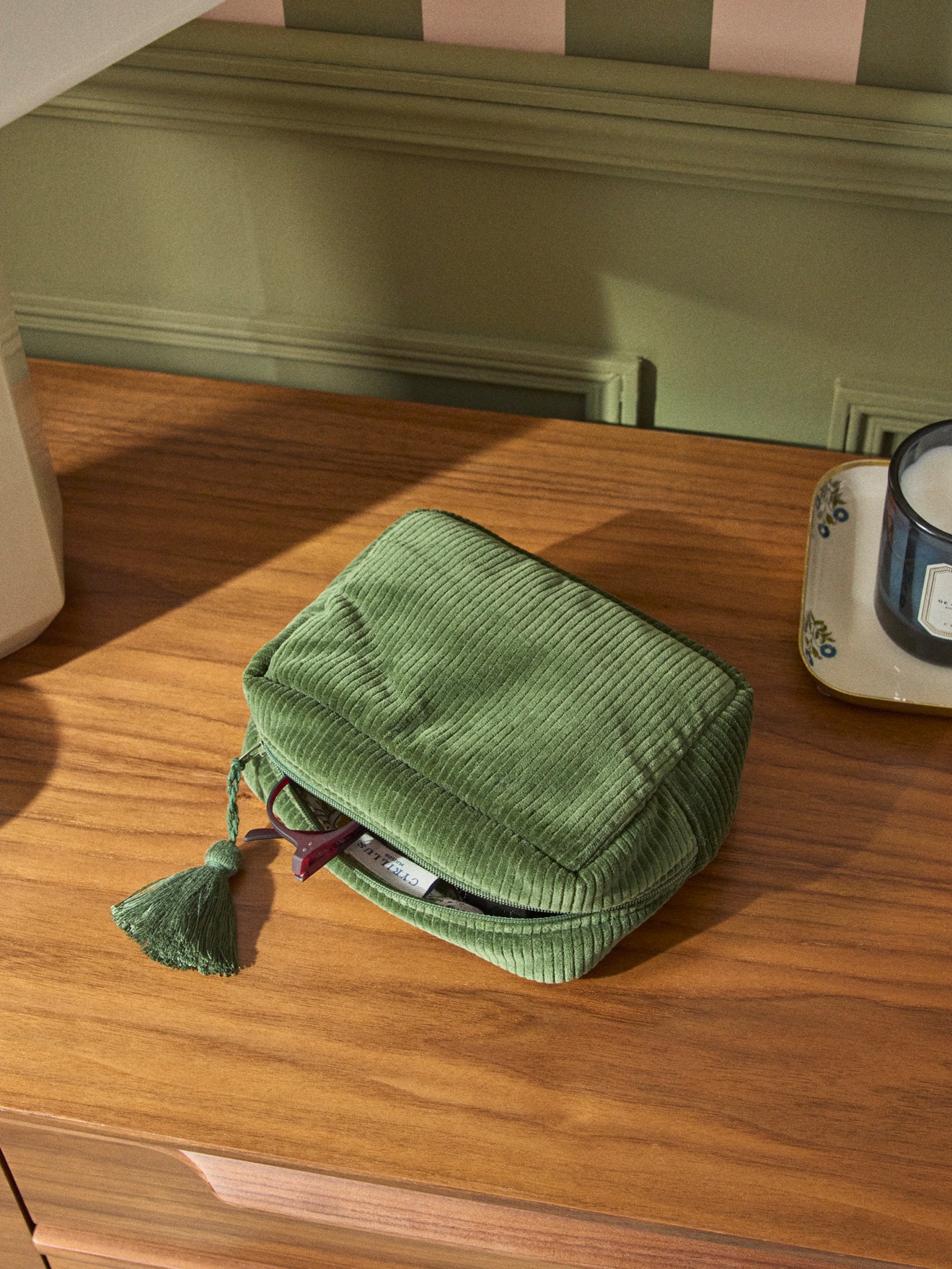 Tasche aus Corduroy mit Toilettenutensilien