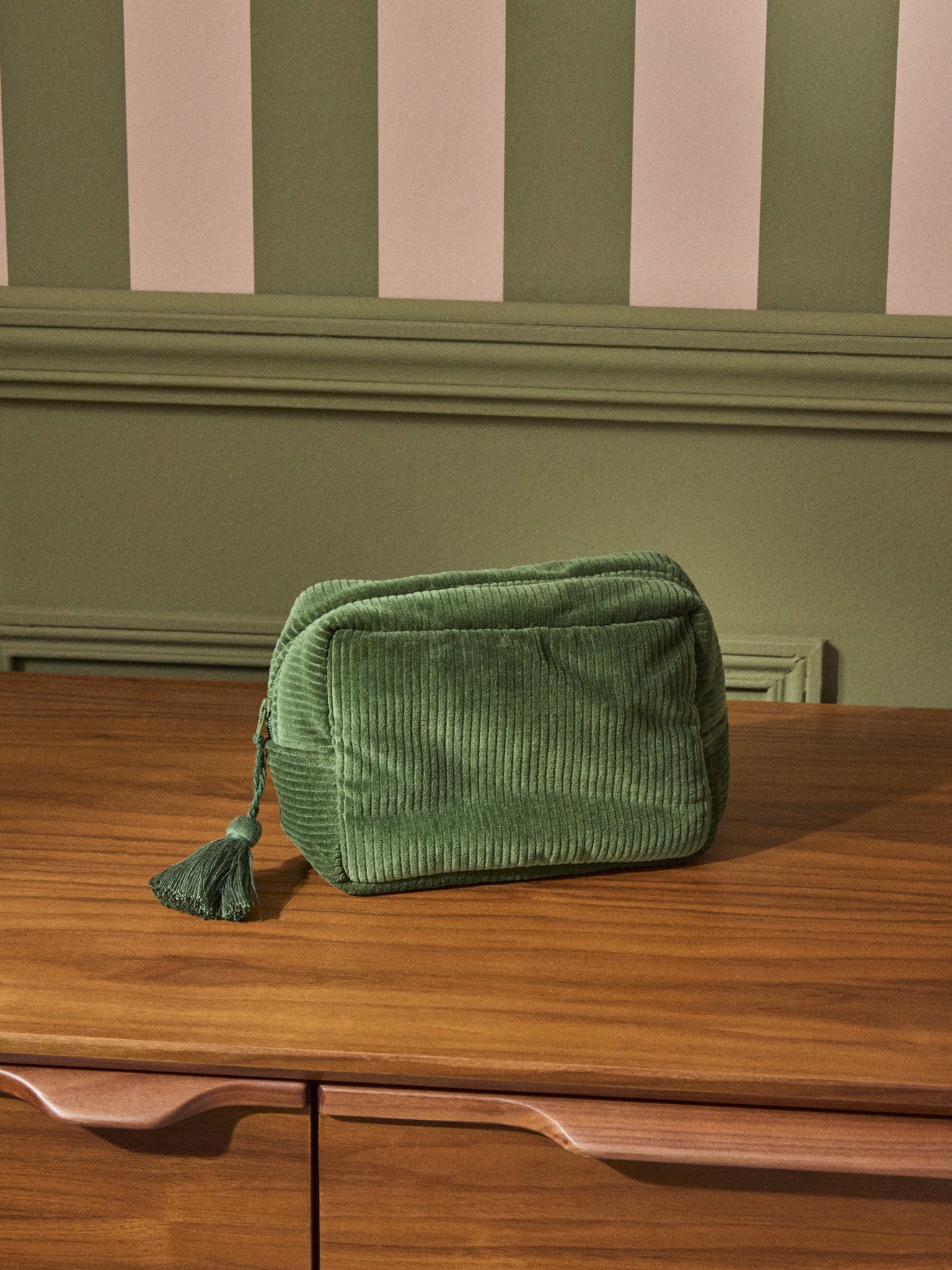 Tasche aus Corduroy mit Toilettenutensilien