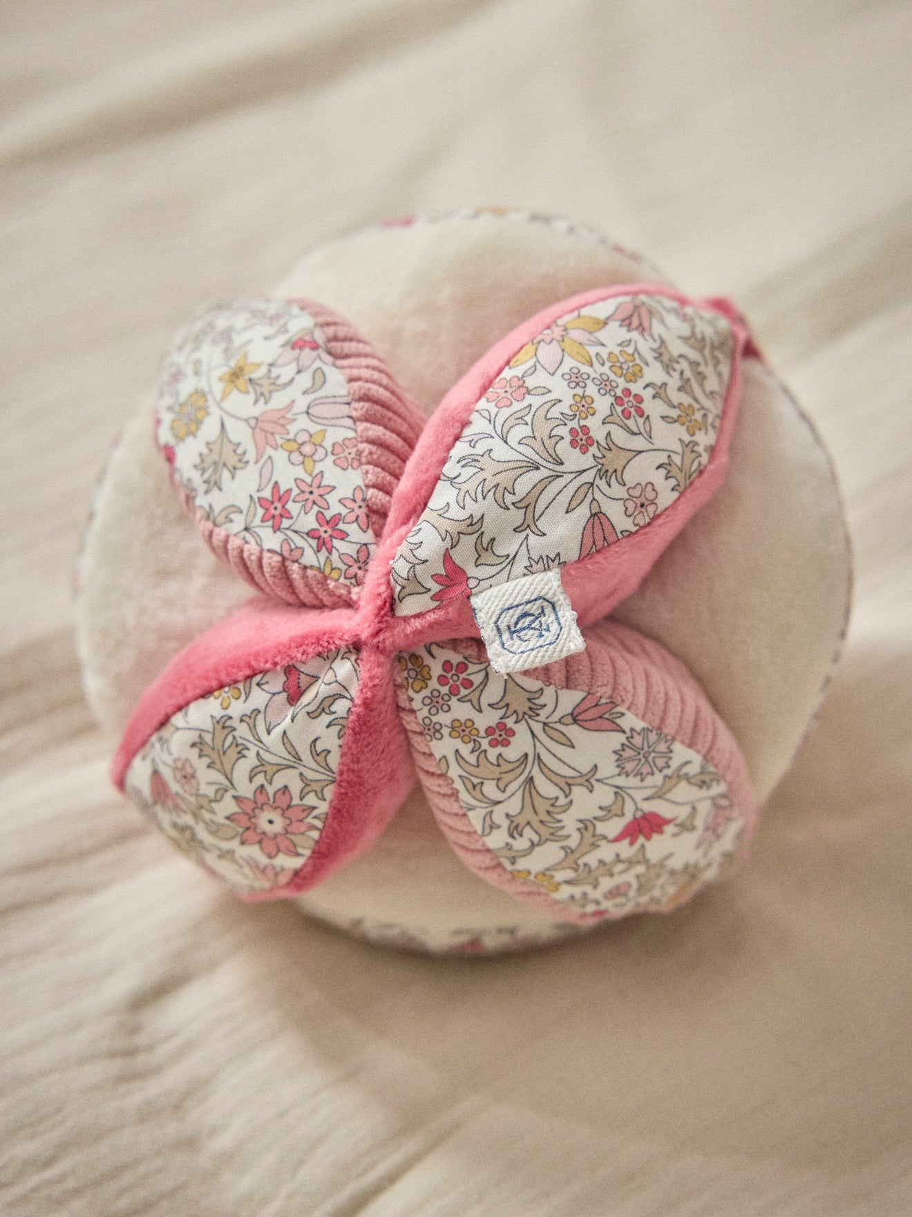 Greifball aus Velours und Liberty®-Stoff