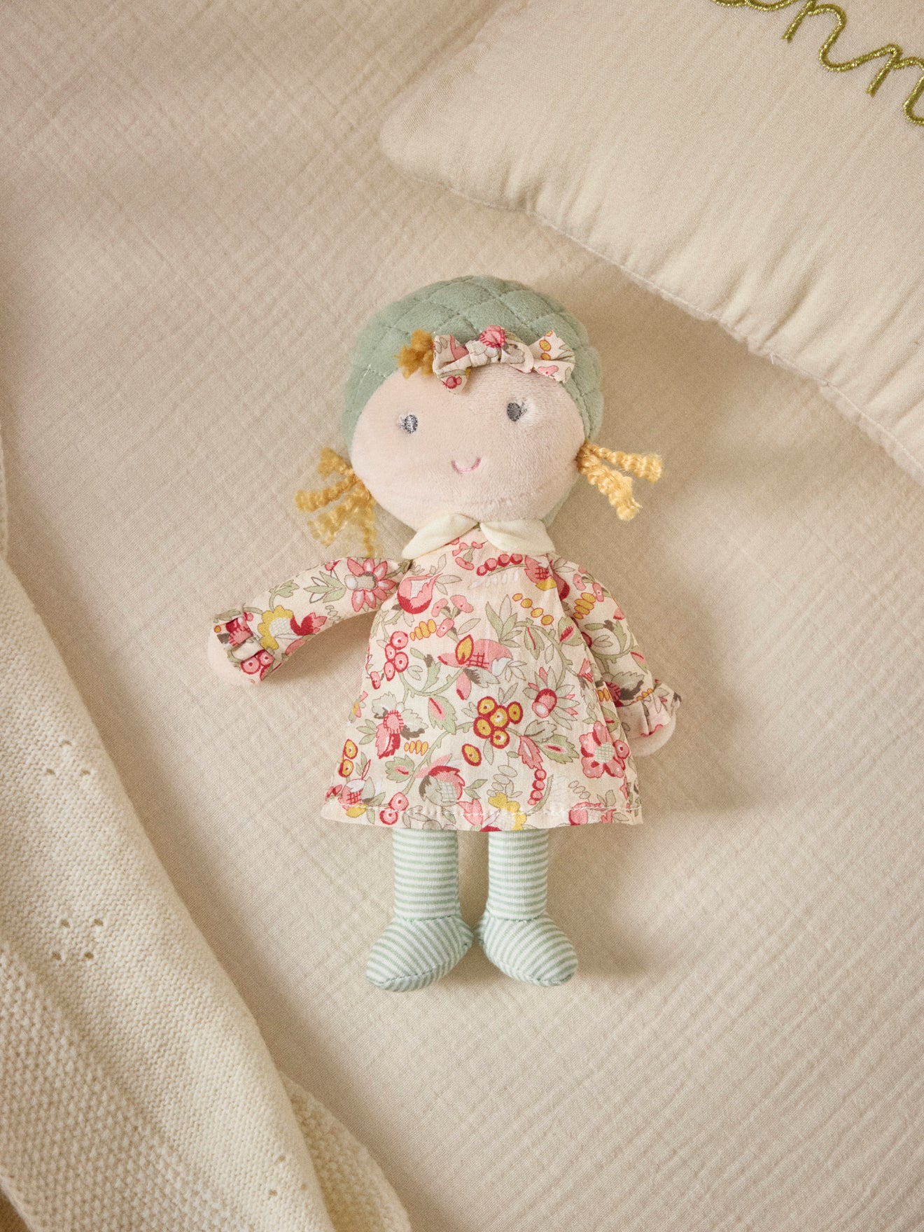 Stoffpuppe Juliette aus bedrucktem Stoff « Mireille »