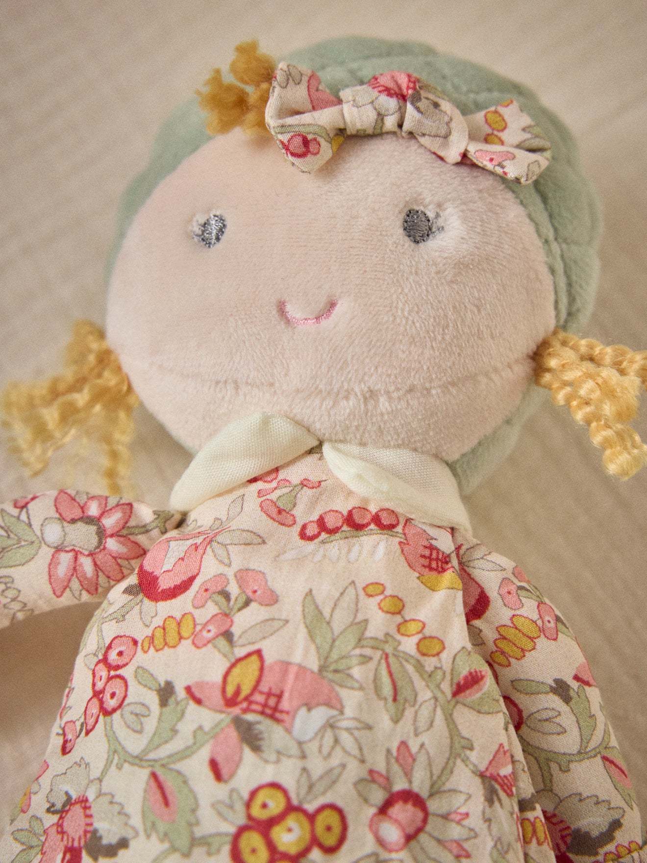 Stoffpuppe Juliette aus bedrucktem Stoff « Mireille »
