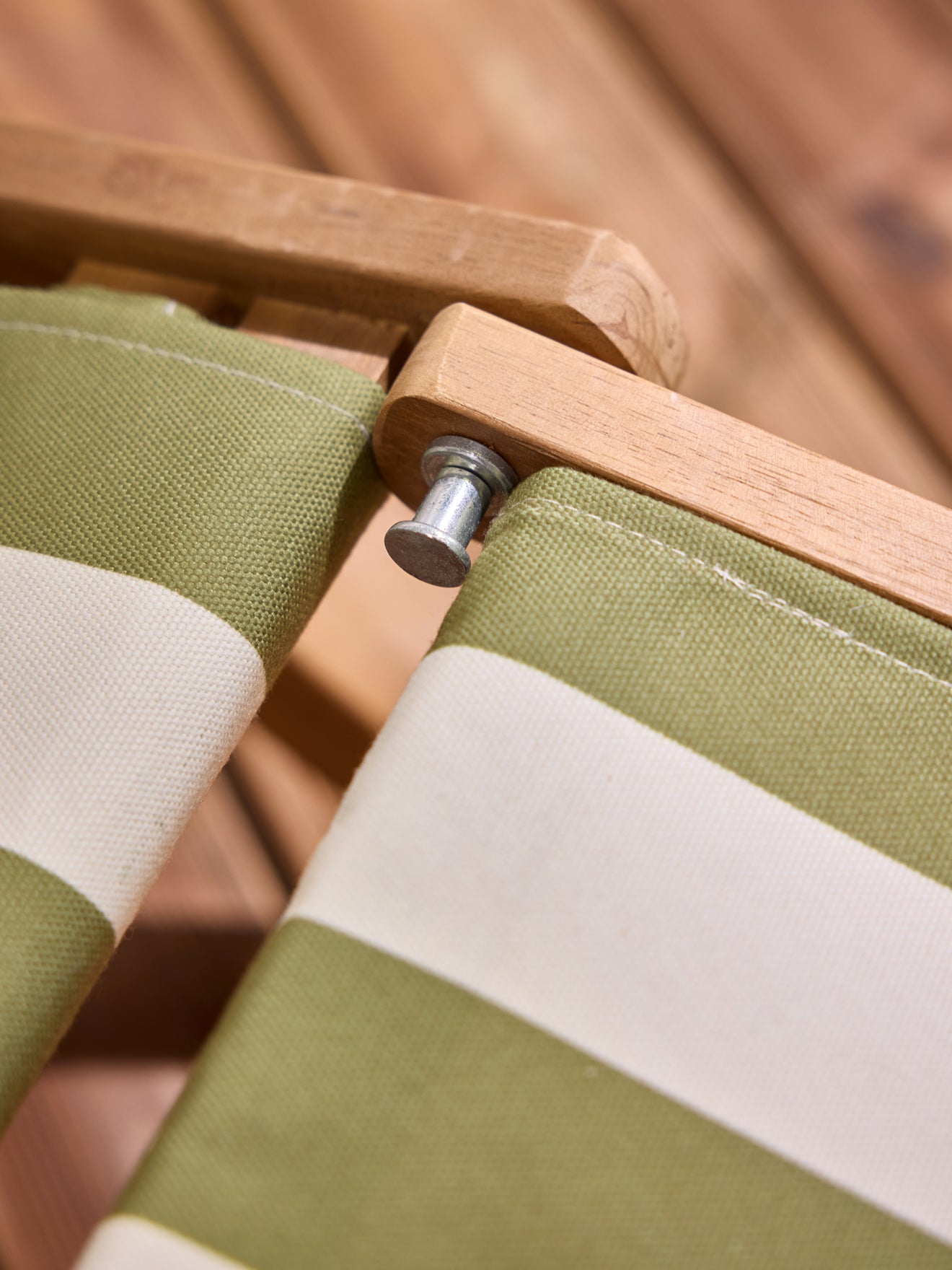 Liegestuhl mit Armlehne und Fußablage