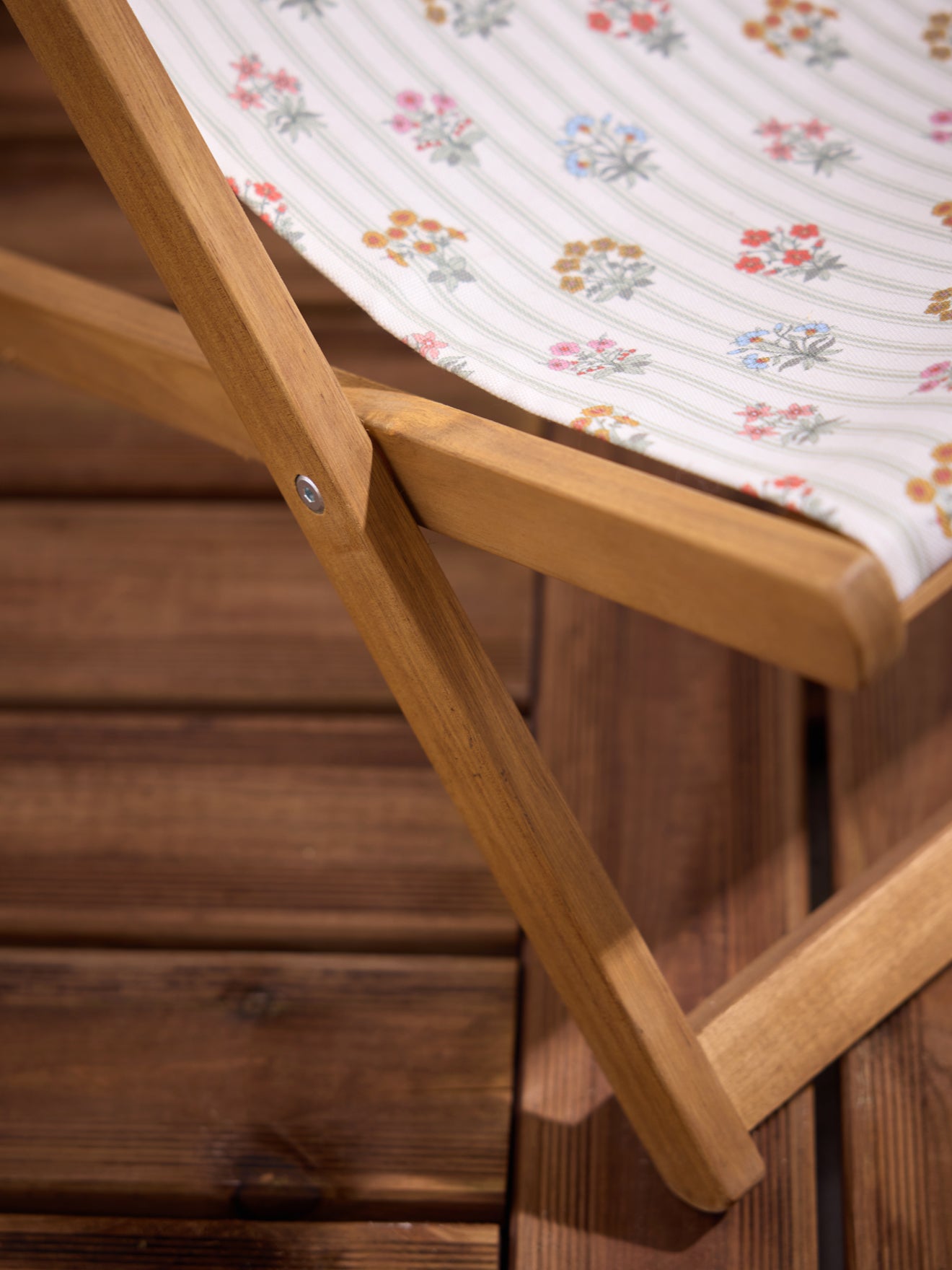 Kinderliegestuhl aus Tuch und Holz