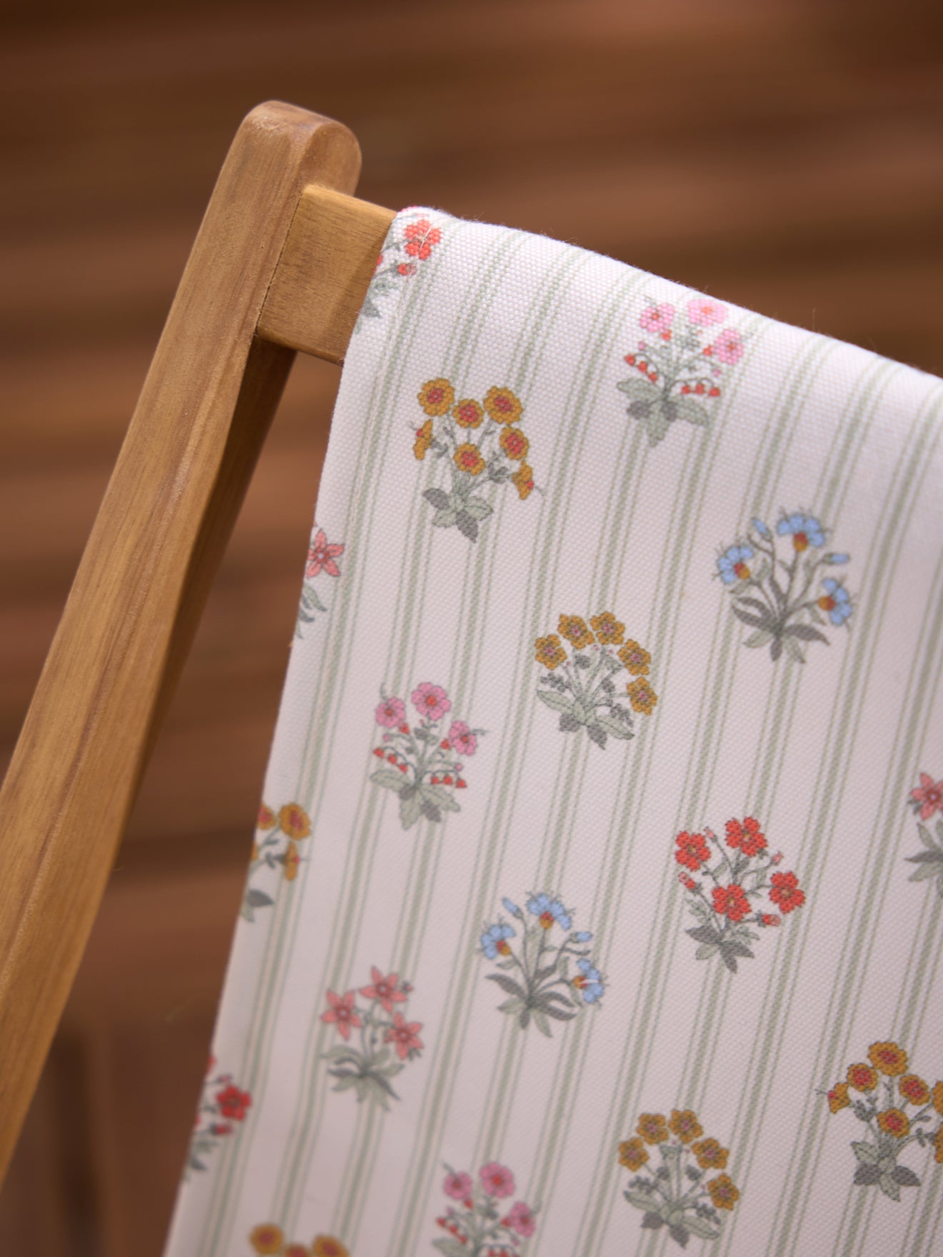 Kinderliegestuhl aus Tuch und Holz