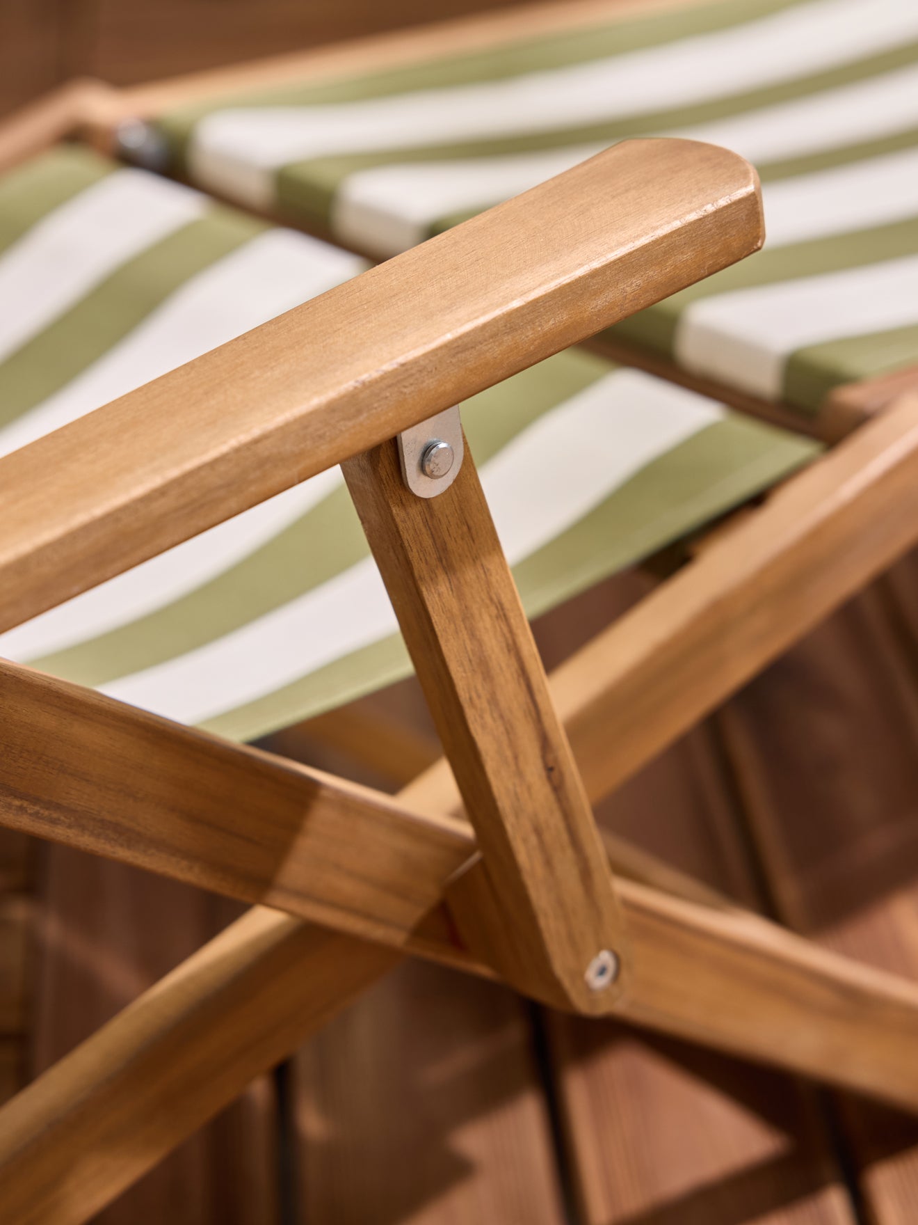 Kinderliegestuhl aus Tuch und Holz