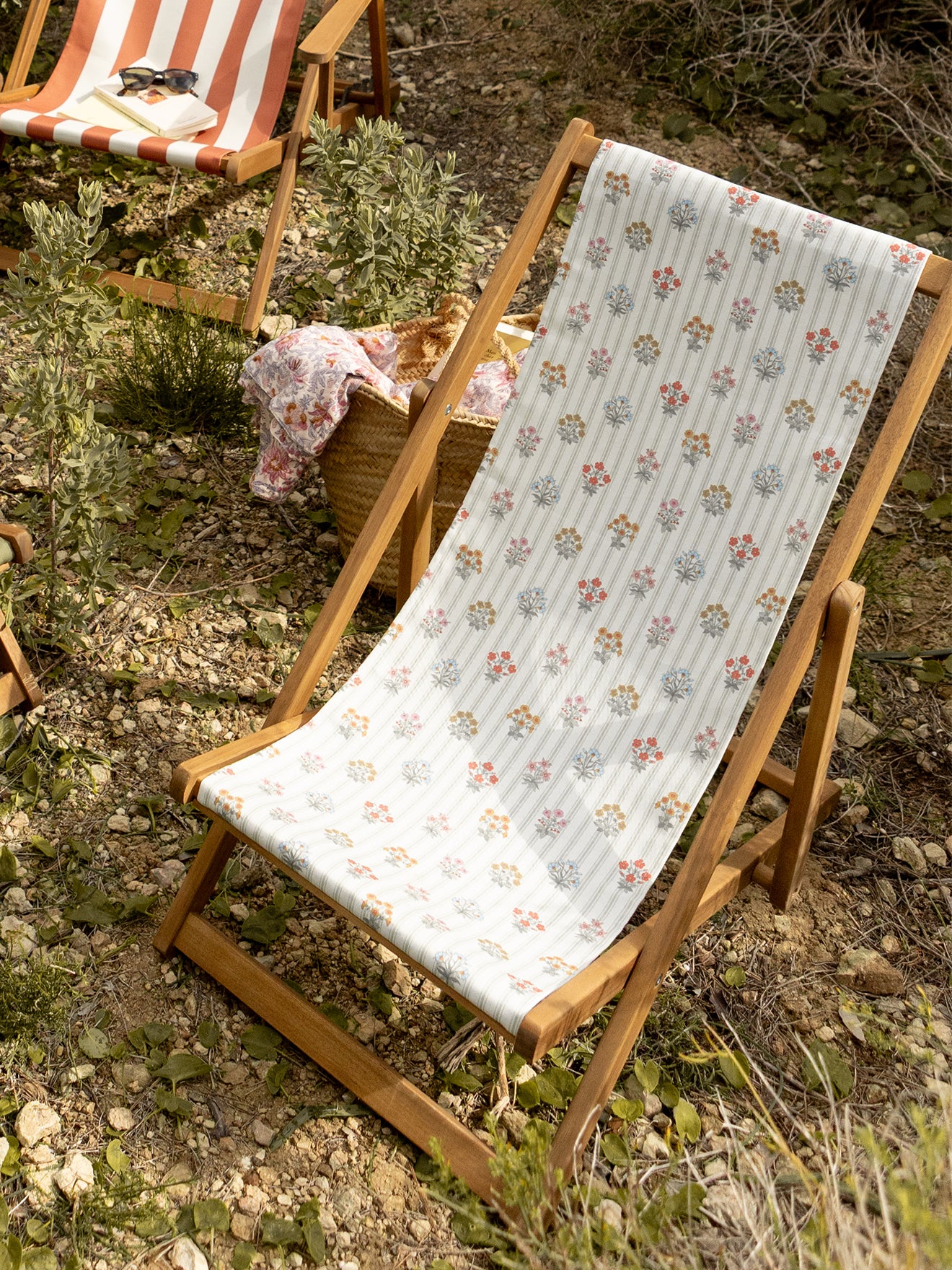 Kinderliegestuhl aus Tuch und Holz