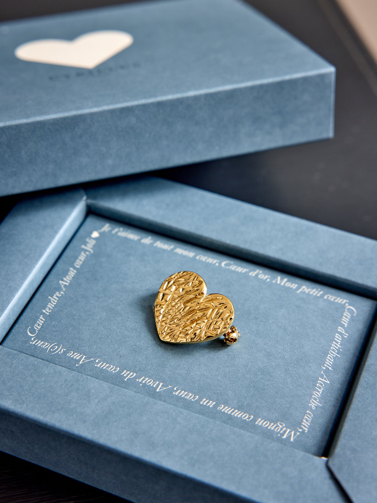 Goldfarbene Herzbroche - Cyrillus X Chic Alors-Kollektion