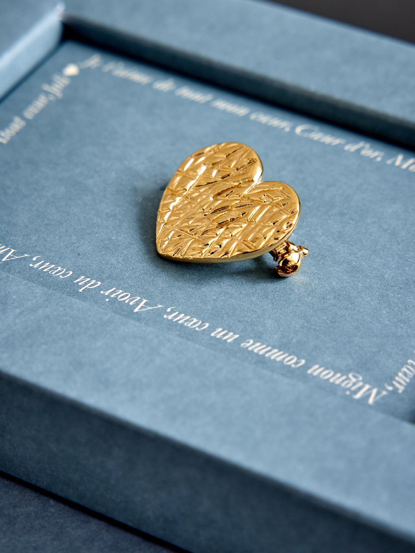 Goldfarbene Herzbroche - Cyrillus X Chic Alors-Kollektion
