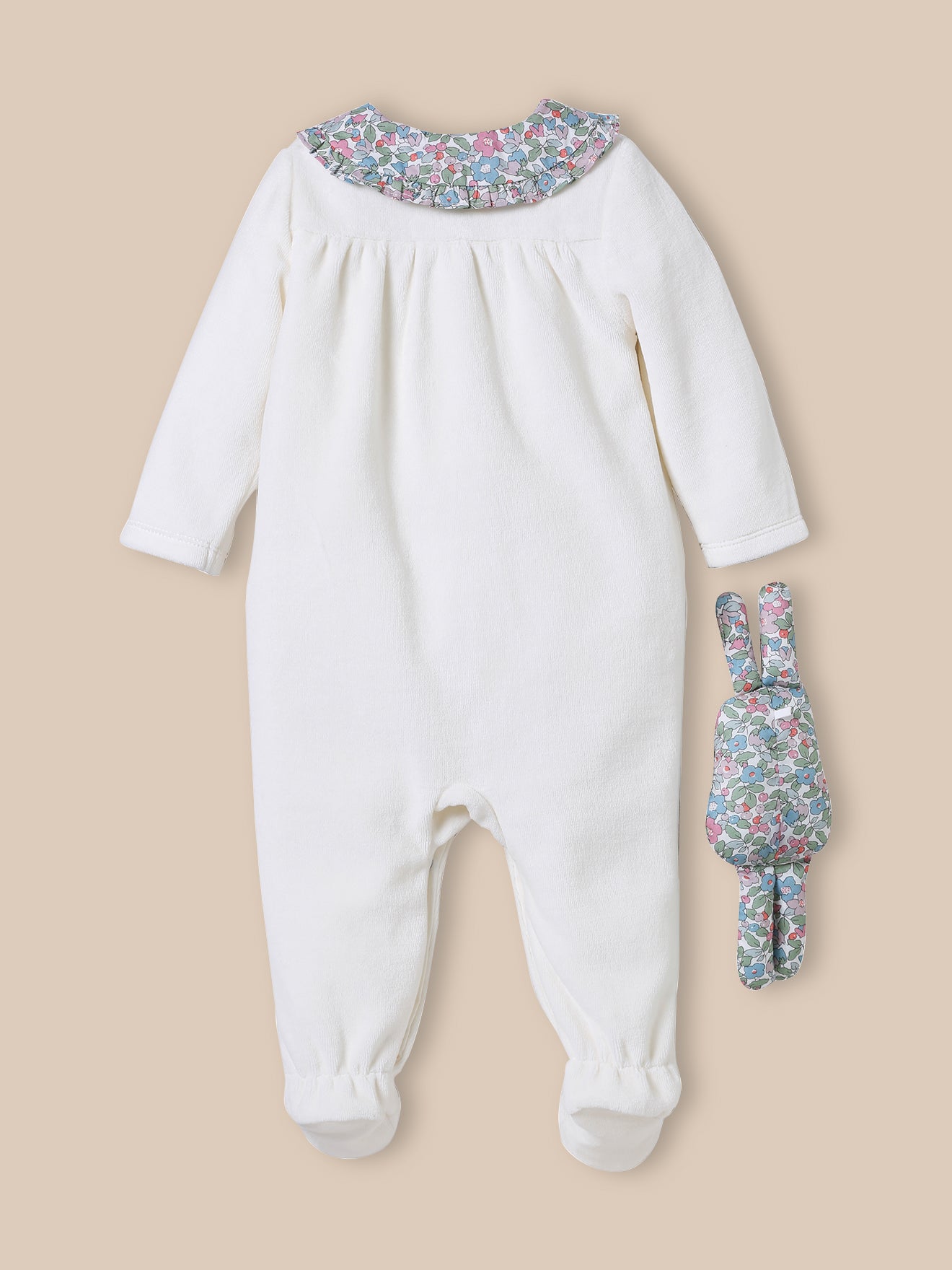 Strampler aus Velours und Liberty®-Stoff mit Kuscheltier