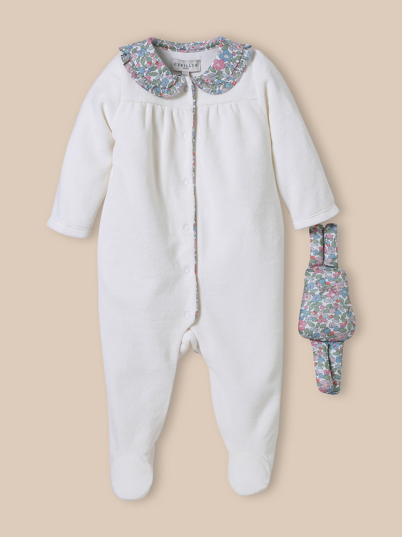Strampler aus Velours und Liberty®-Stoff mit Kuscheltier