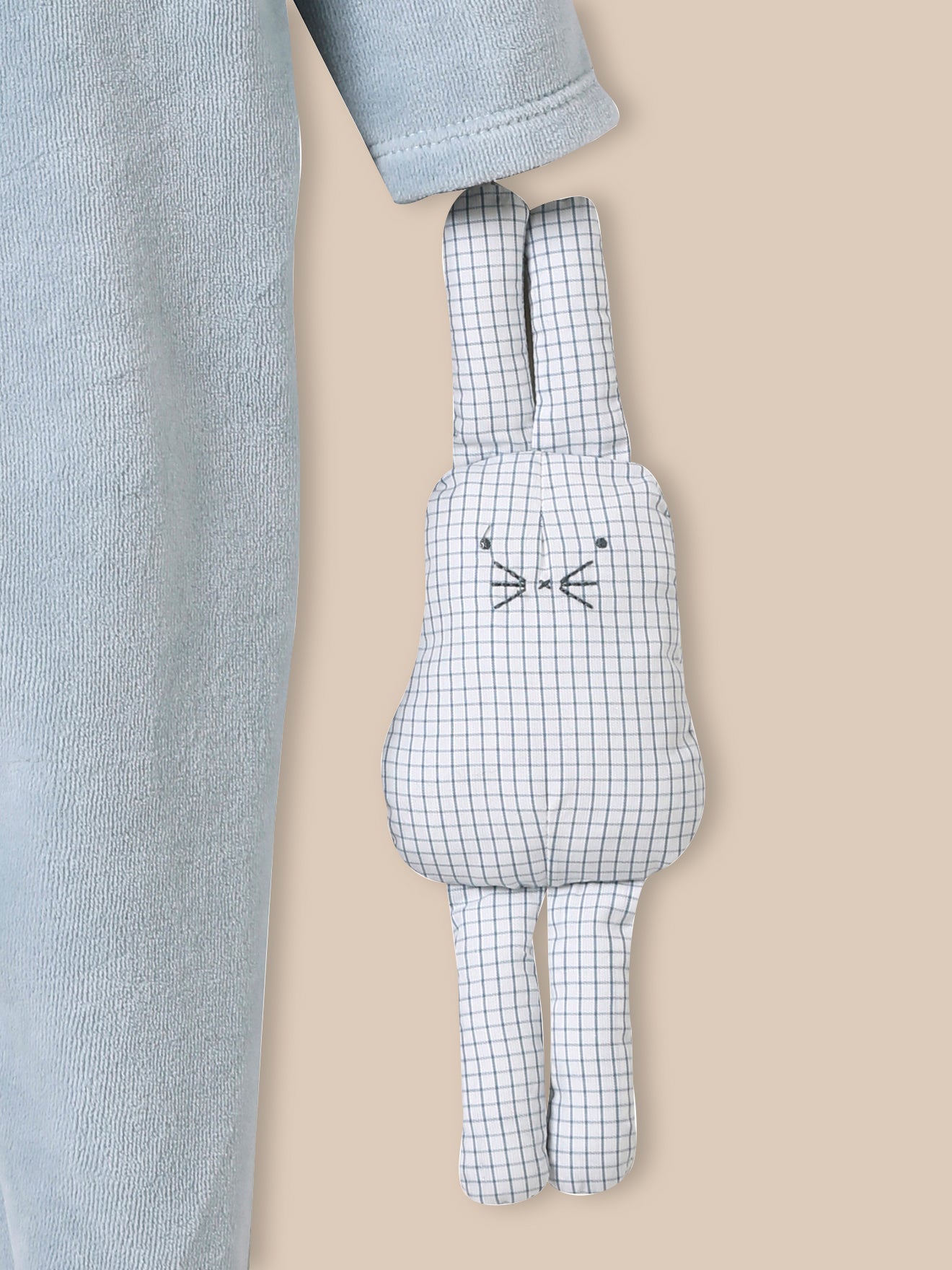 Baby-Schlafanzug aus Velours mit Kuscheltier