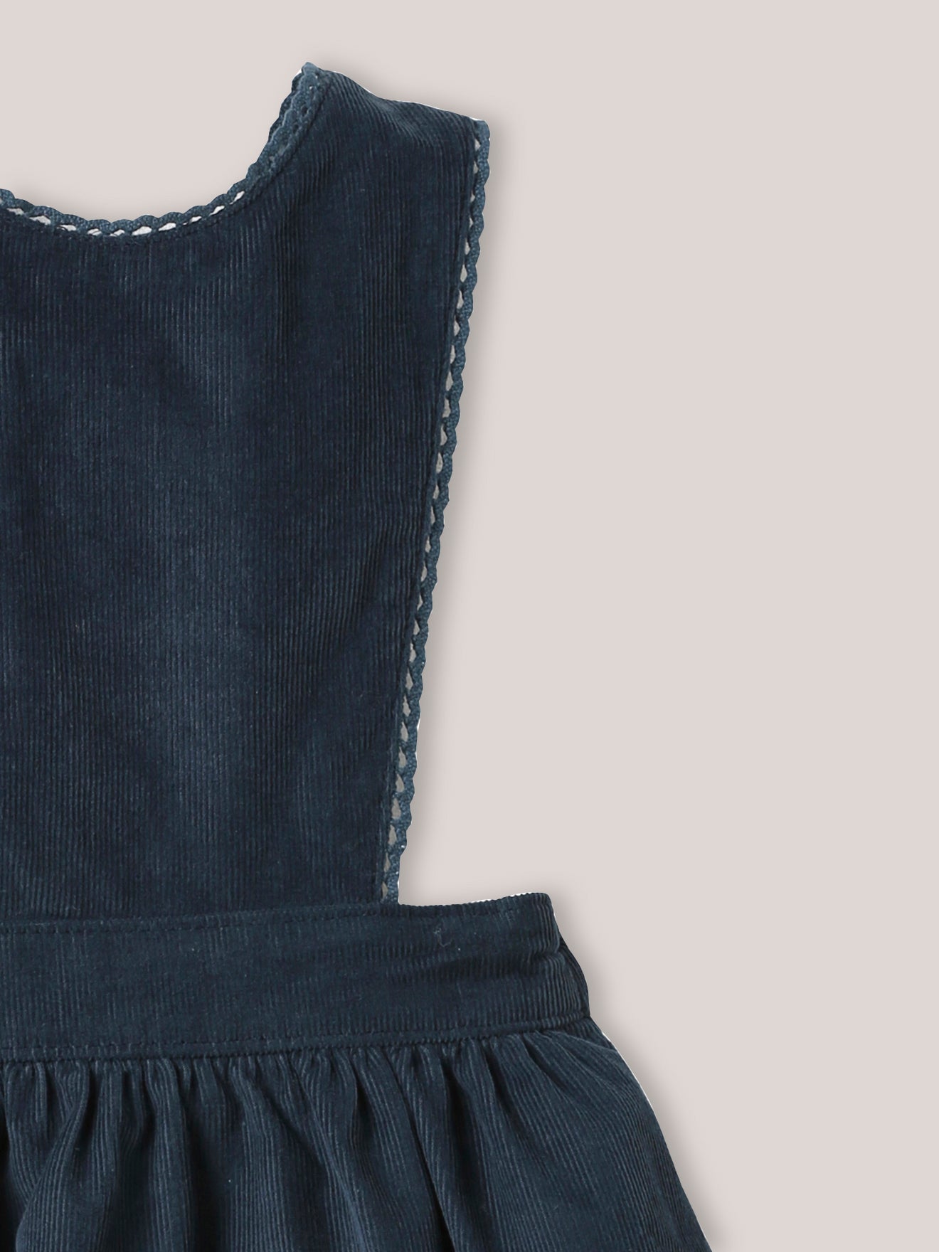 Baby-Latzkleid aus Velours
