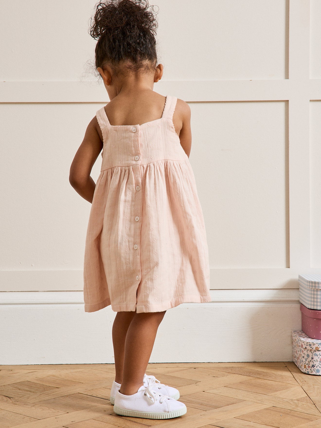 Babykleid aus doppelter Gaze mit Stickerei