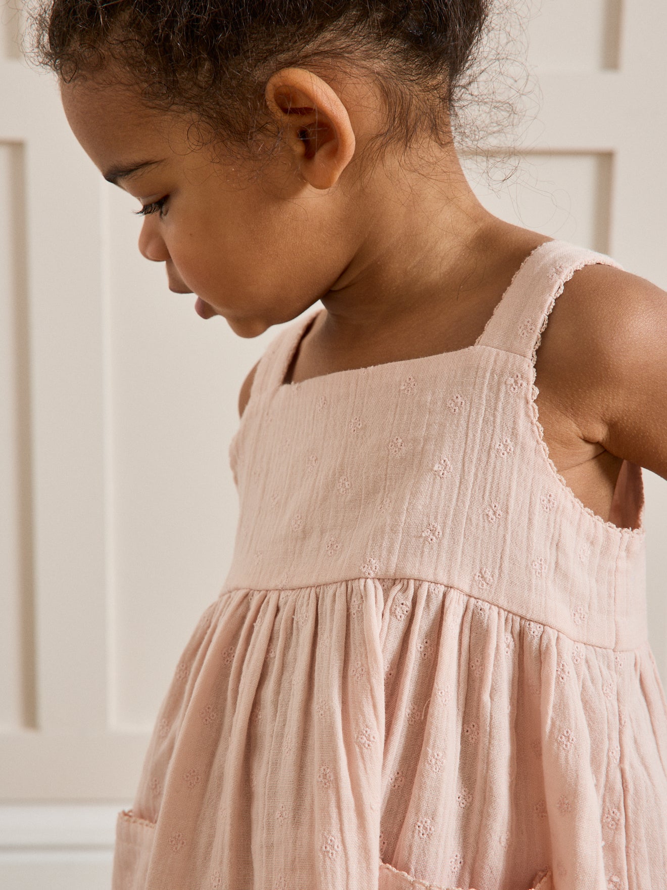 Babykleid aus doppelter Gaze mit Stickerei