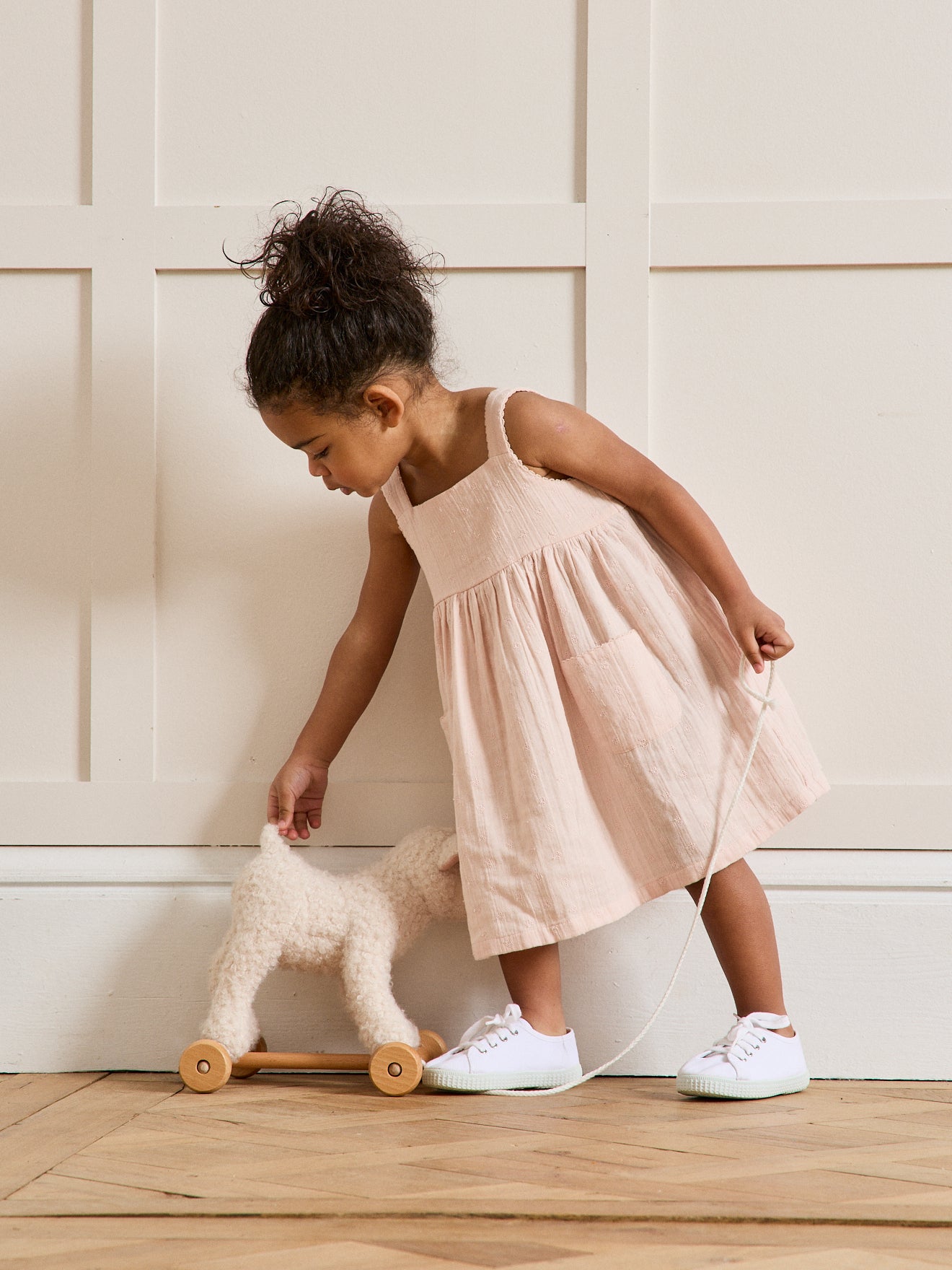 Babykleid aus doppelter Gaze mit Stickerei