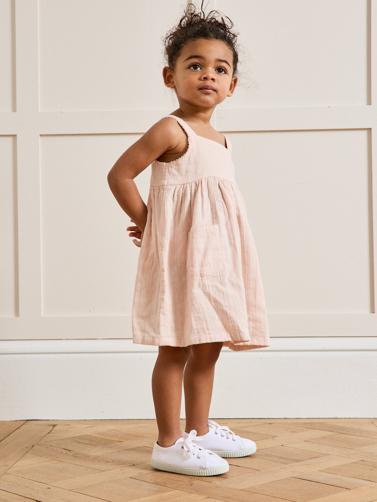 Babykleid aus doppelter Gaze mit Stickerei