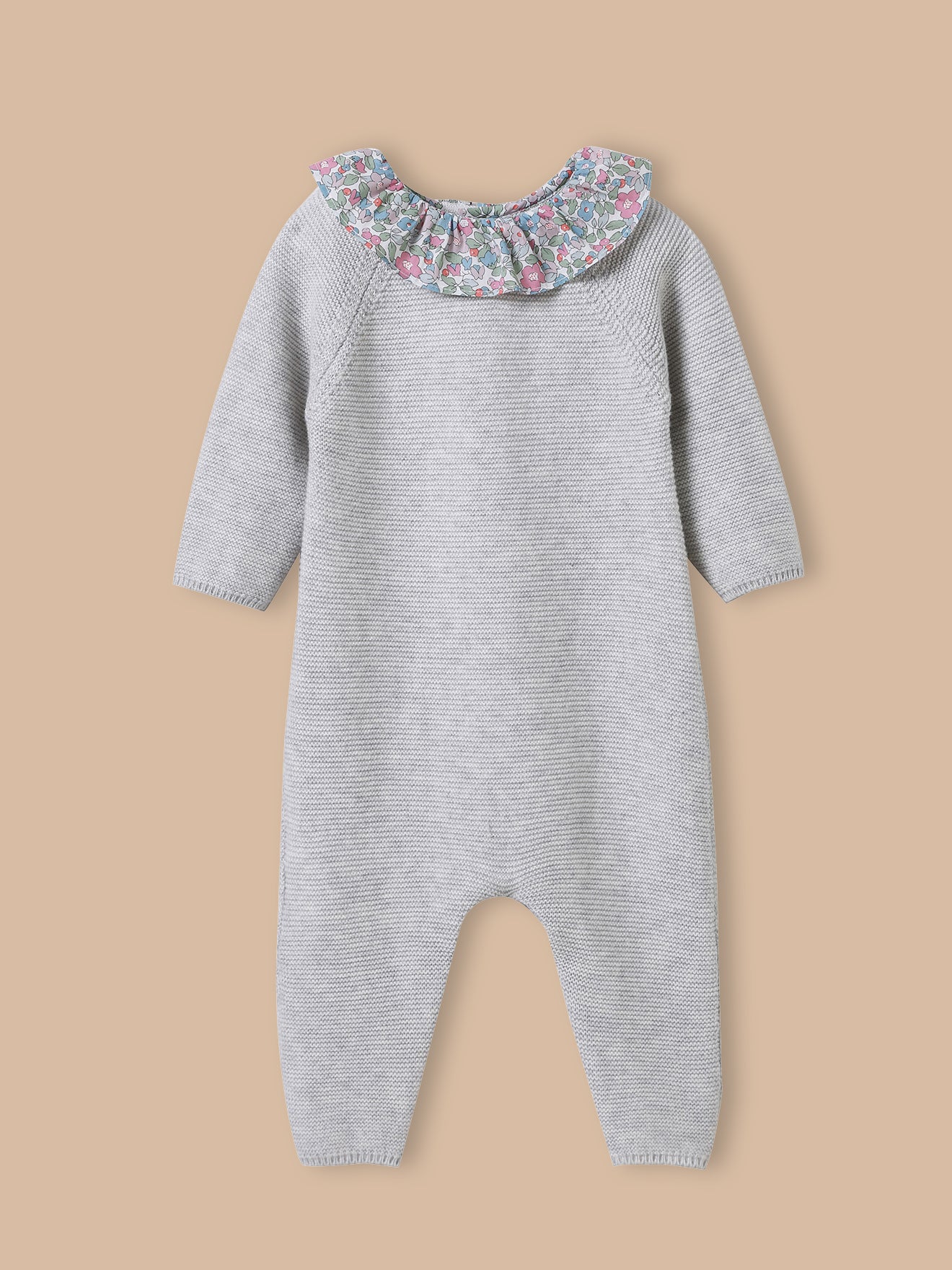 Baby-Overall aus Strick, Kragen aus Liberty®-Stoff